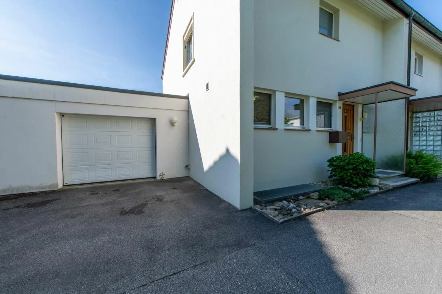 Sunny Living Experience - Semi-Detached House with Conservatory and Surroundings - Photo 15 of 18