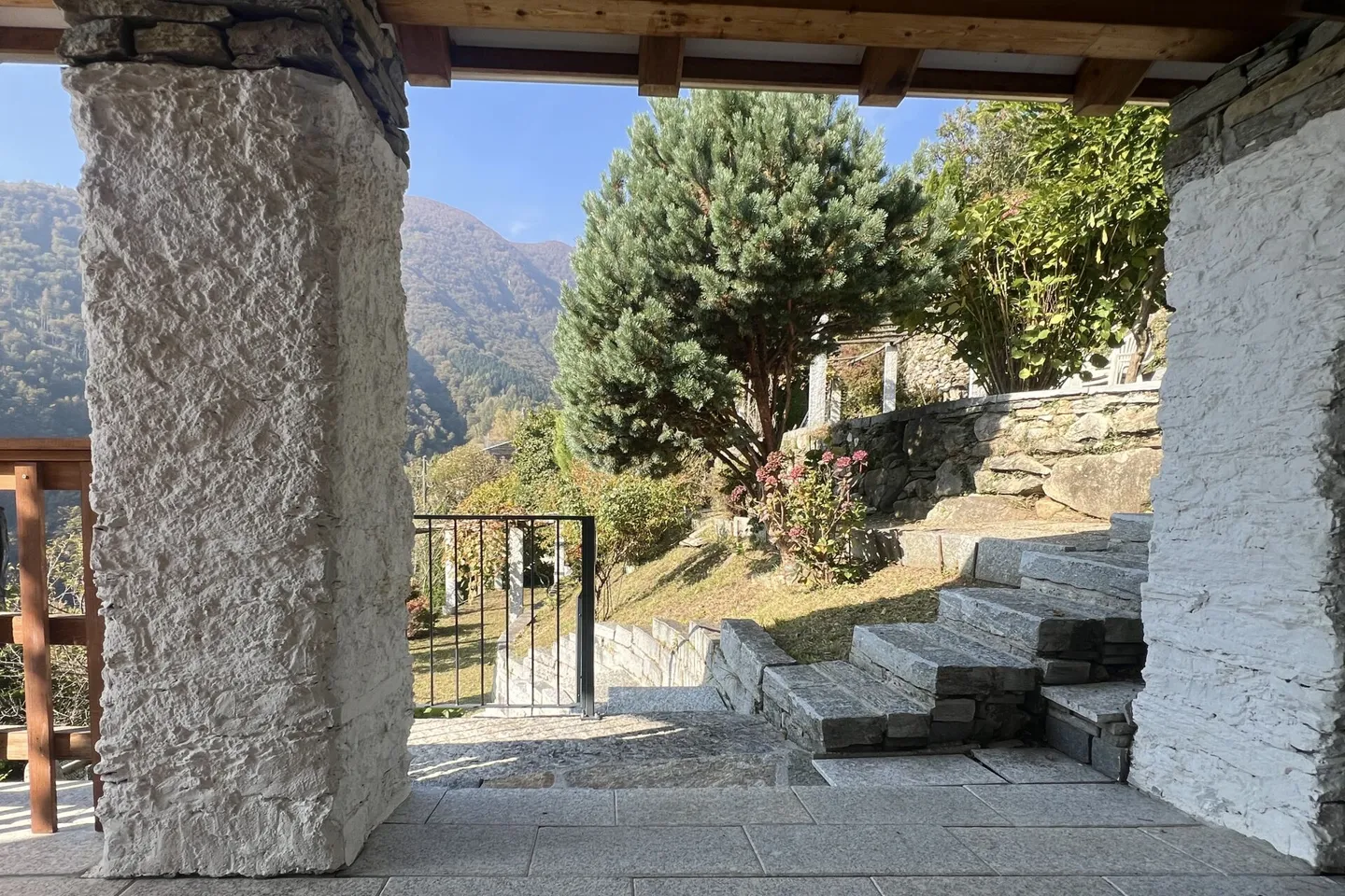 Casa in Pietra Ristrutturata con Grande Giardino e Terreno Edificabile Separato - Foto 35 di 43