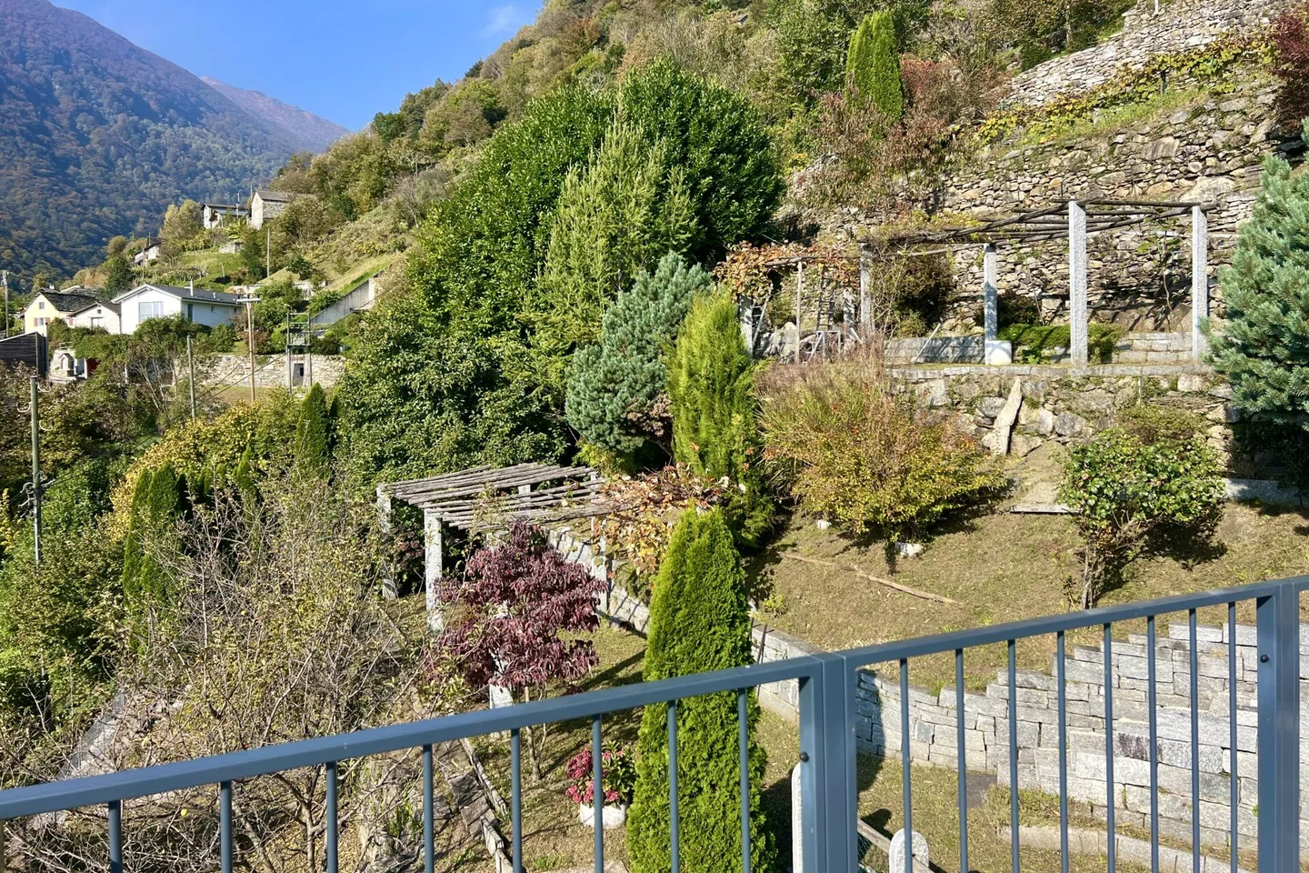 Casa in Pietra Ristrutturata con Grande Giardino e Terreno Edificabile Separato - Foto 36 di 43