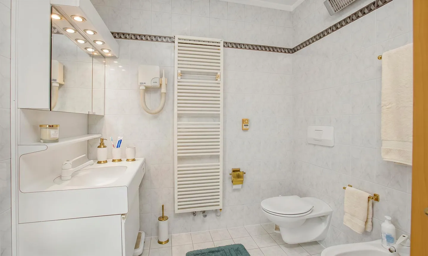 VILLA PRESTIGIEUSE DE 9,5 PIÈCES AVEC GRAND TERRAIN À VACALLO - Photo 4 sur 13
