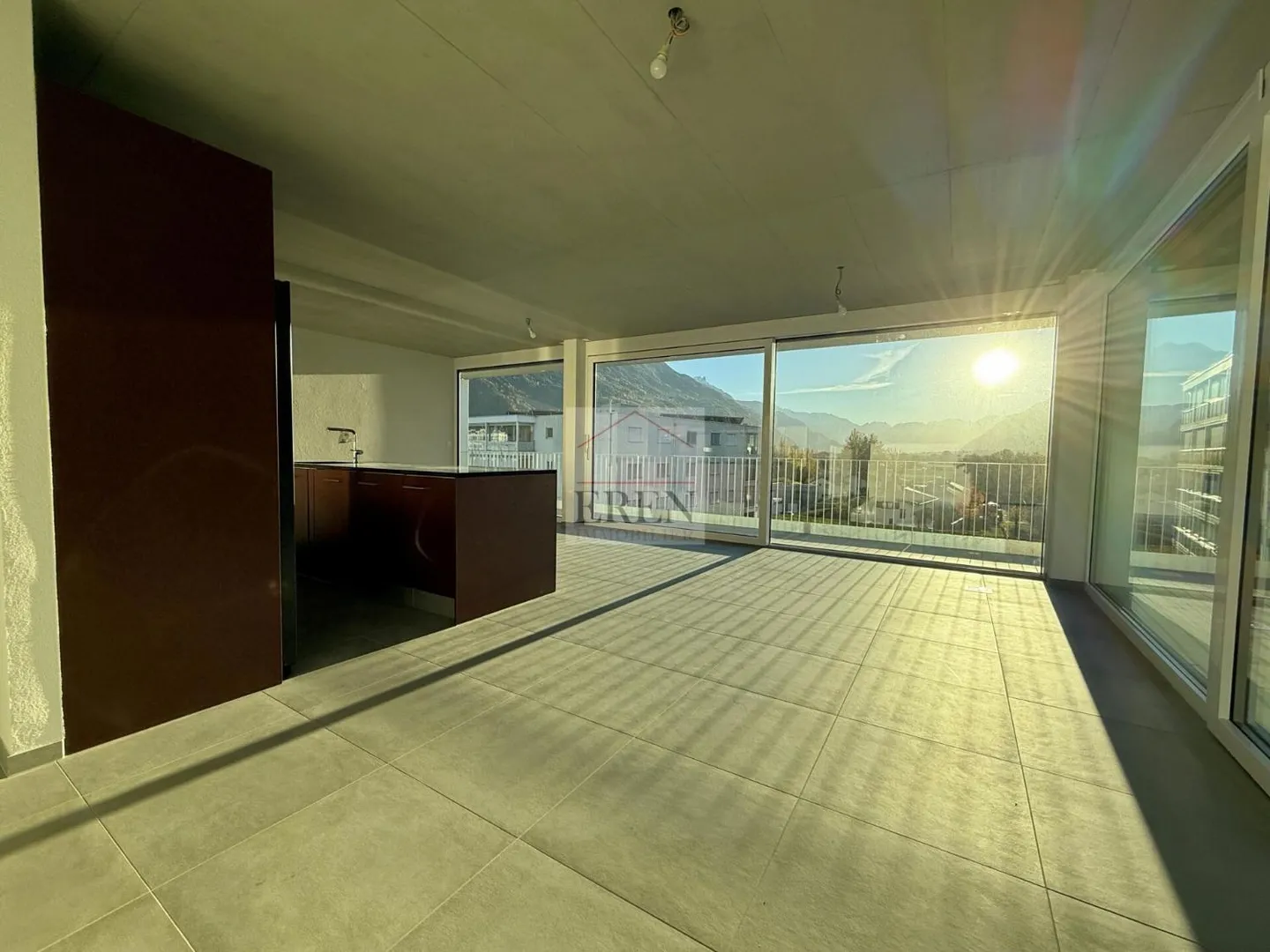 Superbo attico con facciate in vetro e grande balcone-terrace panoramico - Foto 6 di 12