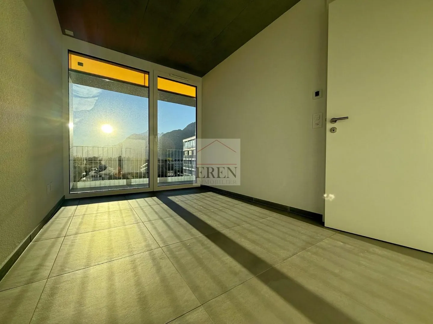 Superbo attico con facciate in vetro e grande balcone-terrace panoramico - Foto 8 di 12