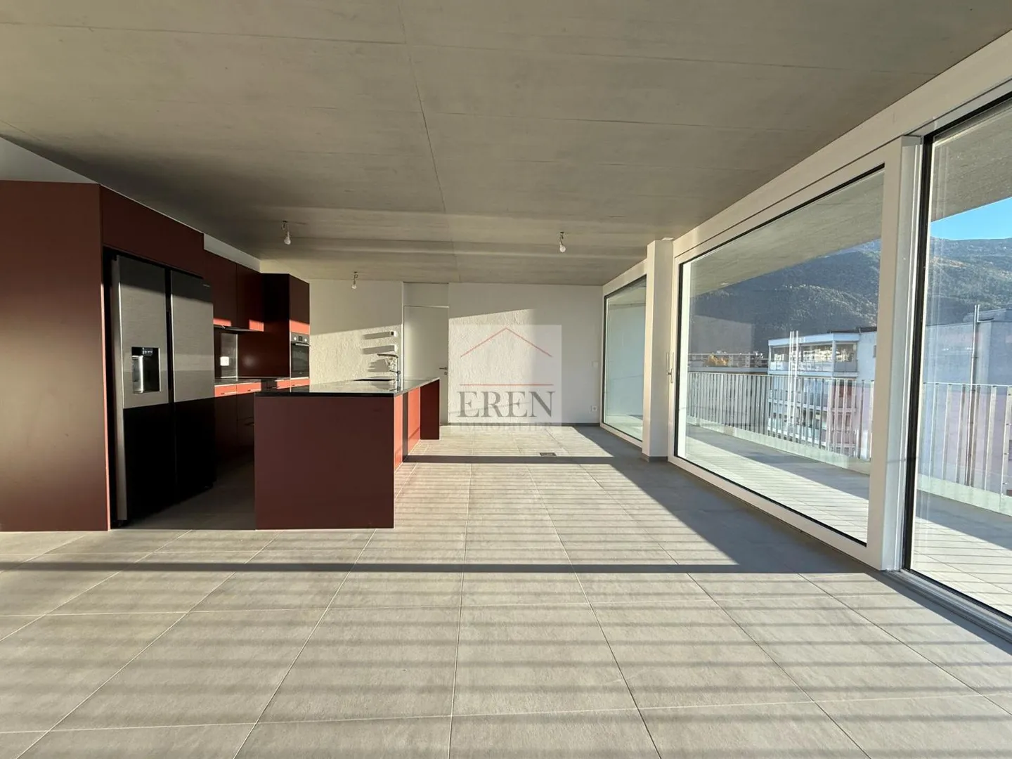 Superbo attico con facciate in vetro e grande balcone-terrace panoramico - Foto 4 di 12