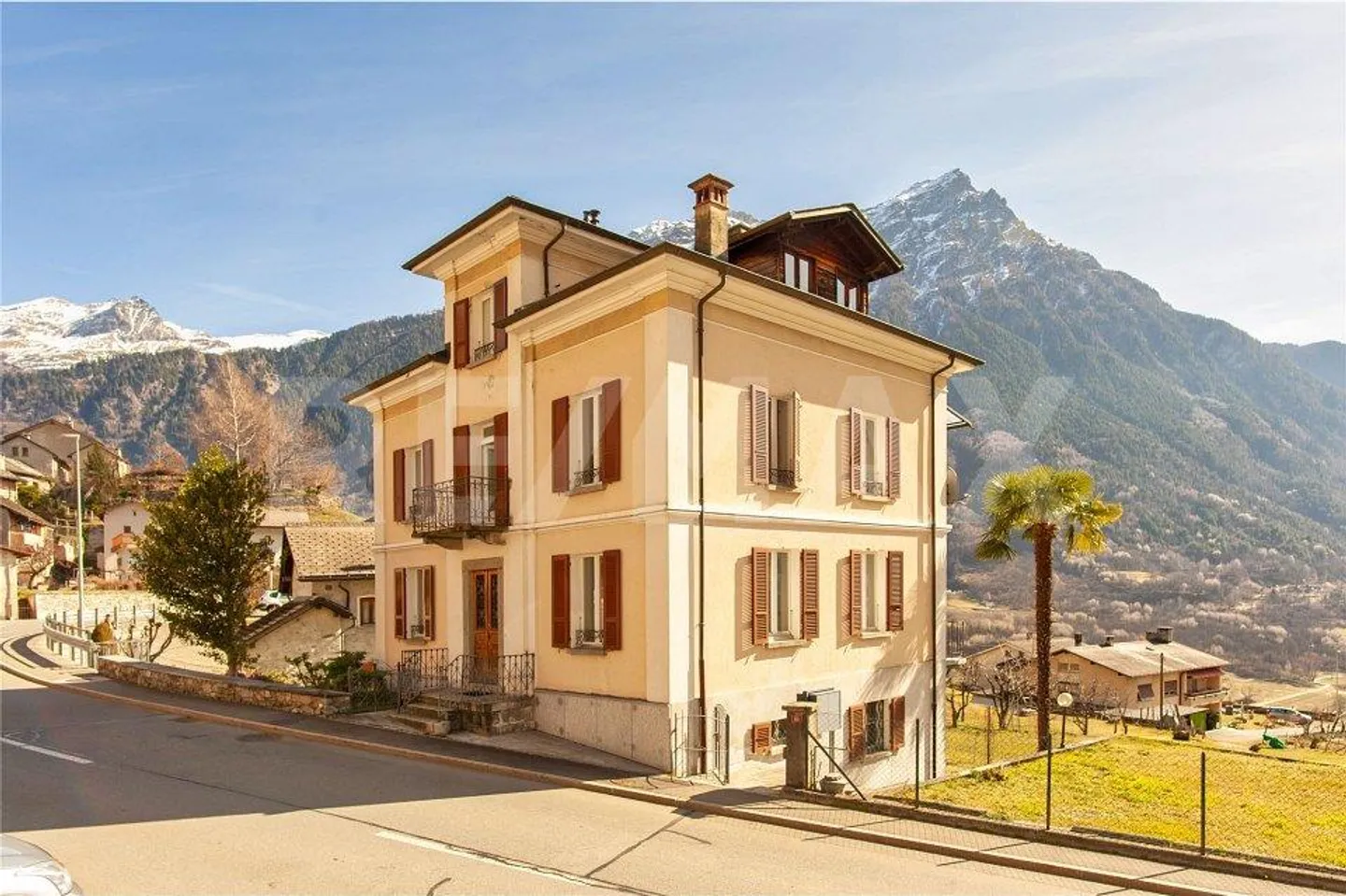 Maison avec trois appartements - Photo 1 sur 13
