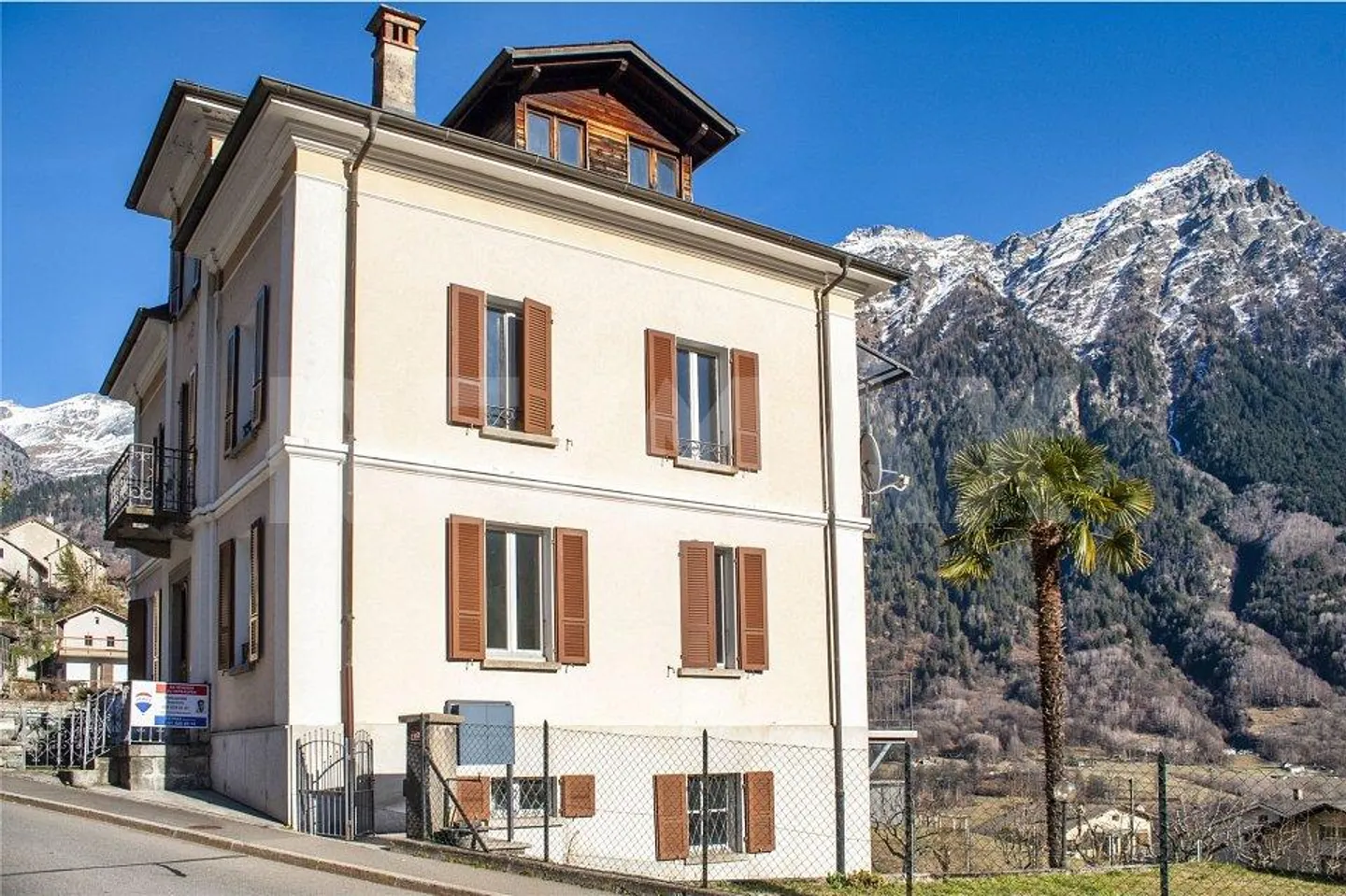 Maison avec trois appartements - Photo 3 sur 13
