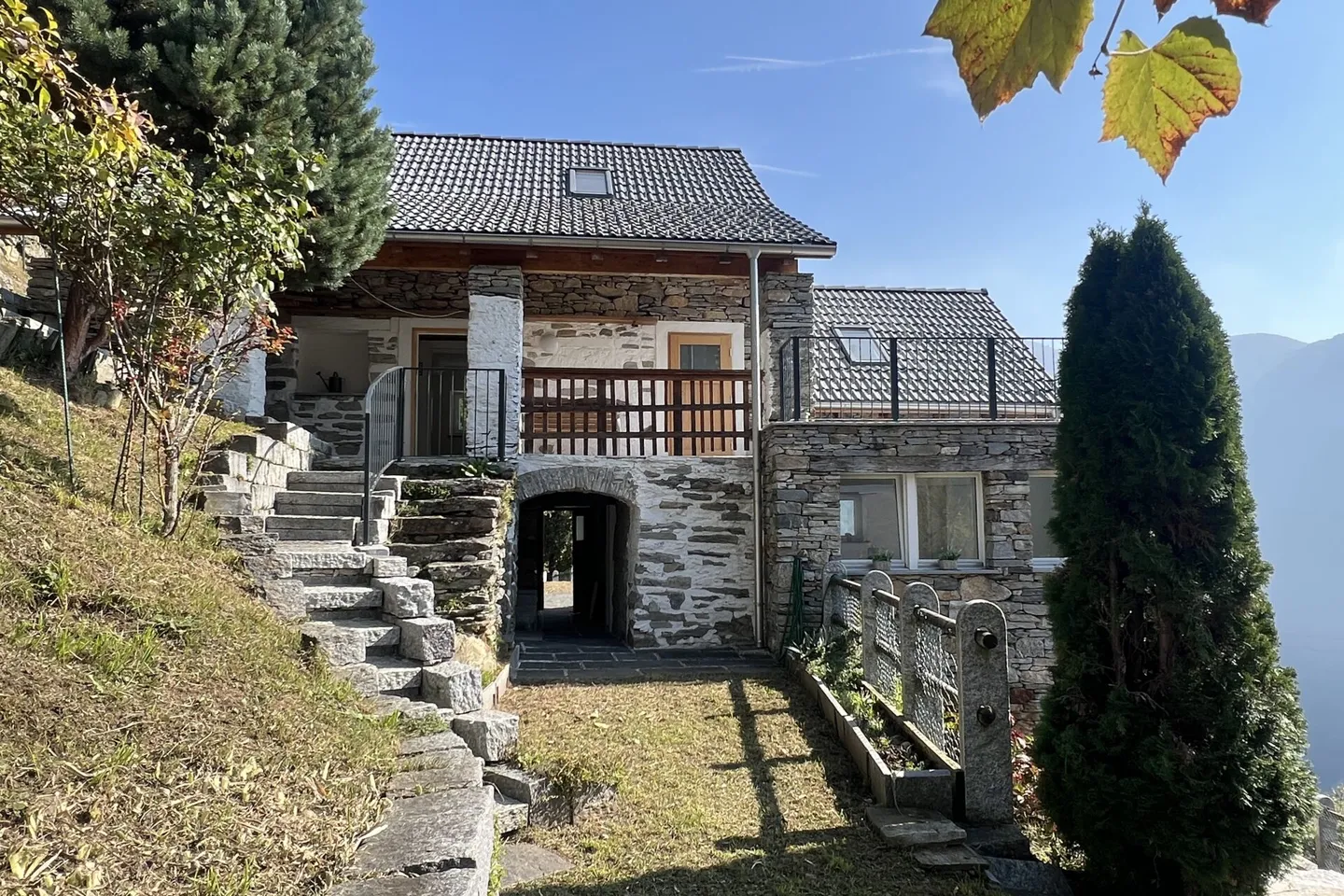 Casa in Pietra Ristrutturata con Grande Giardino e Terreno Edificabile Separato - Foto 39 di 43