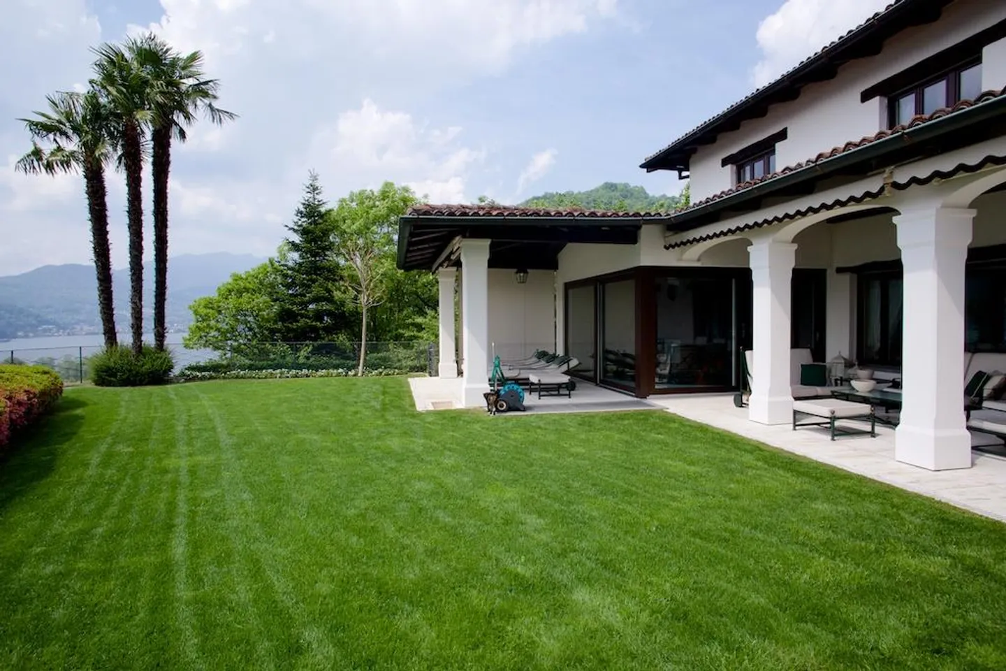 VILLA WITH CHARM AND OPEN VIEW OF LAKE LUGANO - Photo 2 of 13
