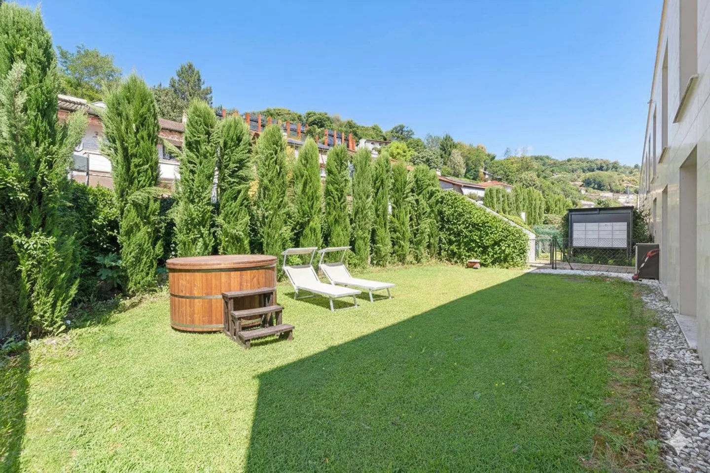 Votre retraite de design avec vue sur le lac : lumière, espace et modernité - Photo 8 sur 13