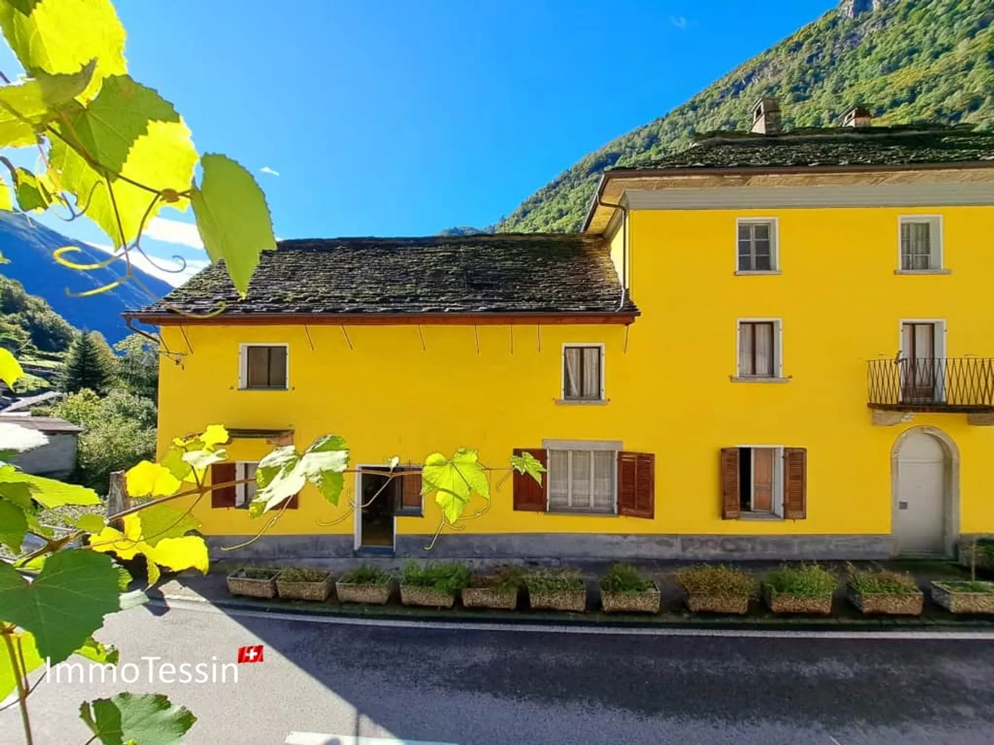 Proprietà unica al lago di Verzasca con enorme potenziale e 1800 m2 di terreno - Foto 9 di 13