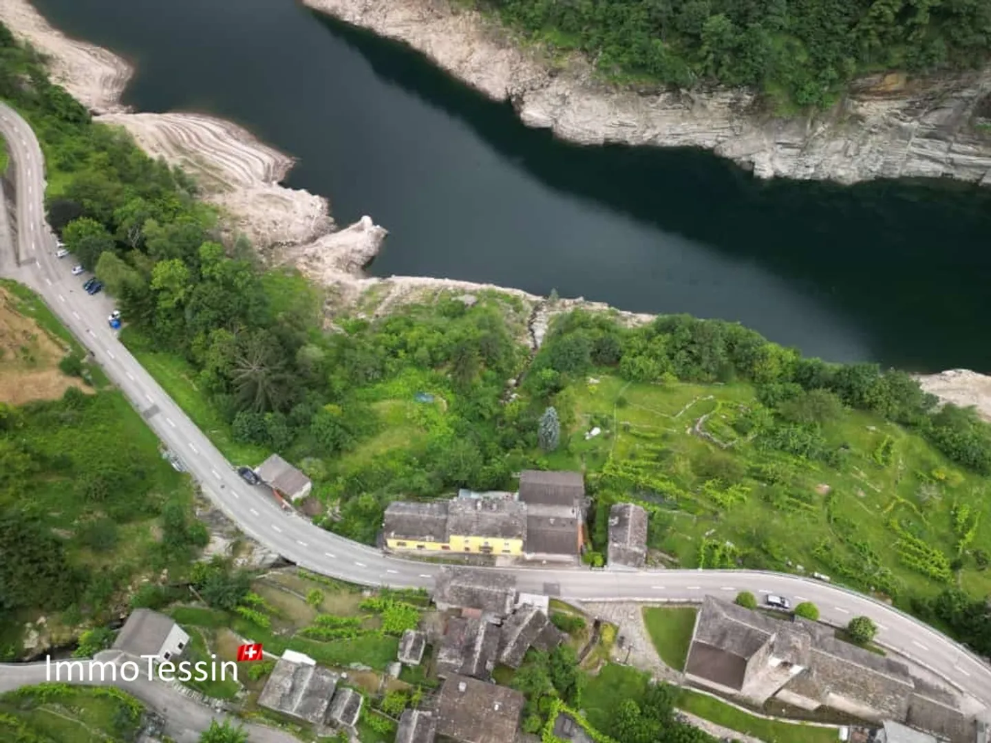 Proprietà unica al lago di Verzasca con enorme potenziale e 1800 m2 di terreno - Foto 1 di 13