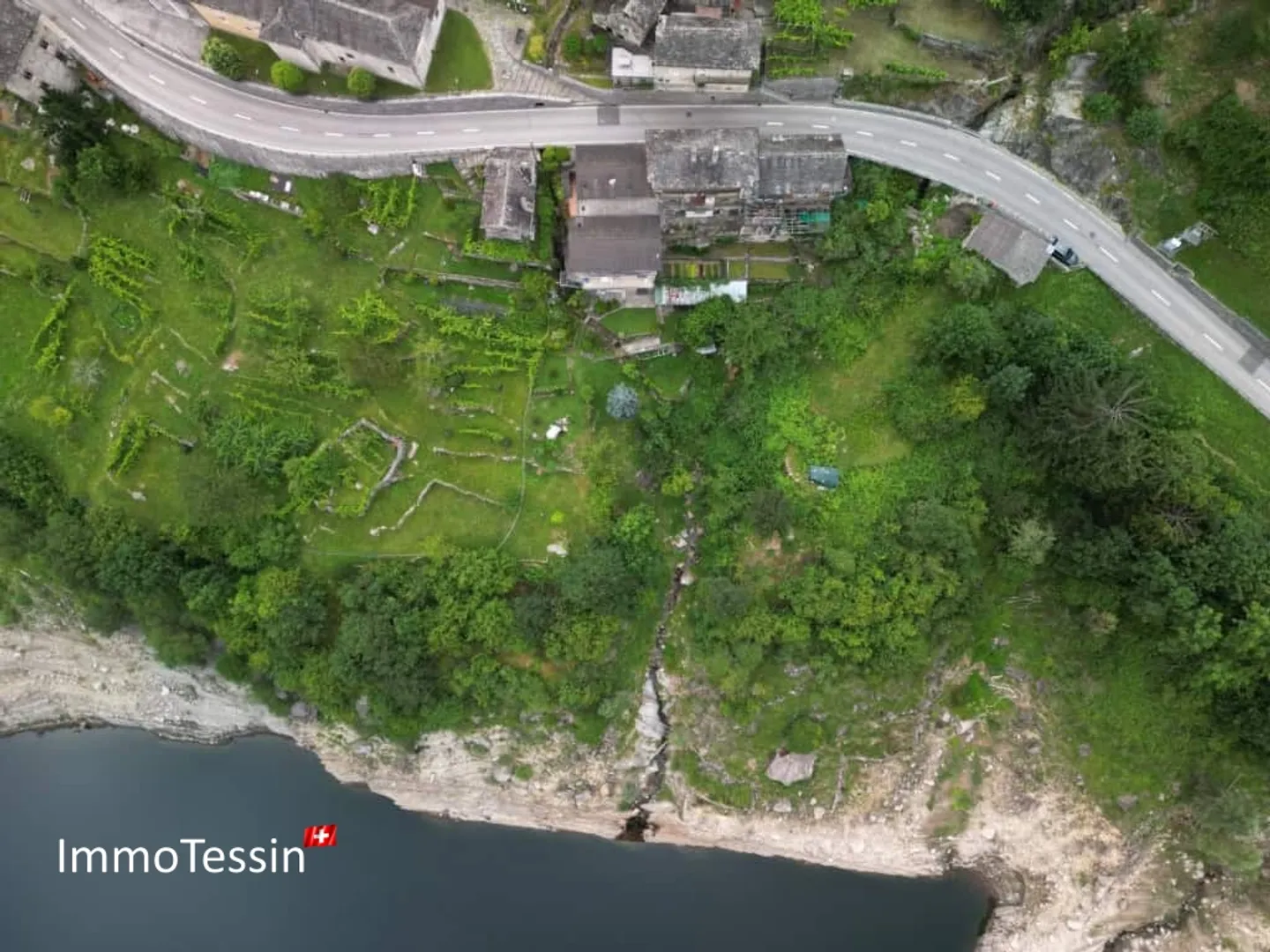 Proprietà unica al lago di Verzasca con enorme potenziale e 1800 m2 di terreno - Foto 2 di 13