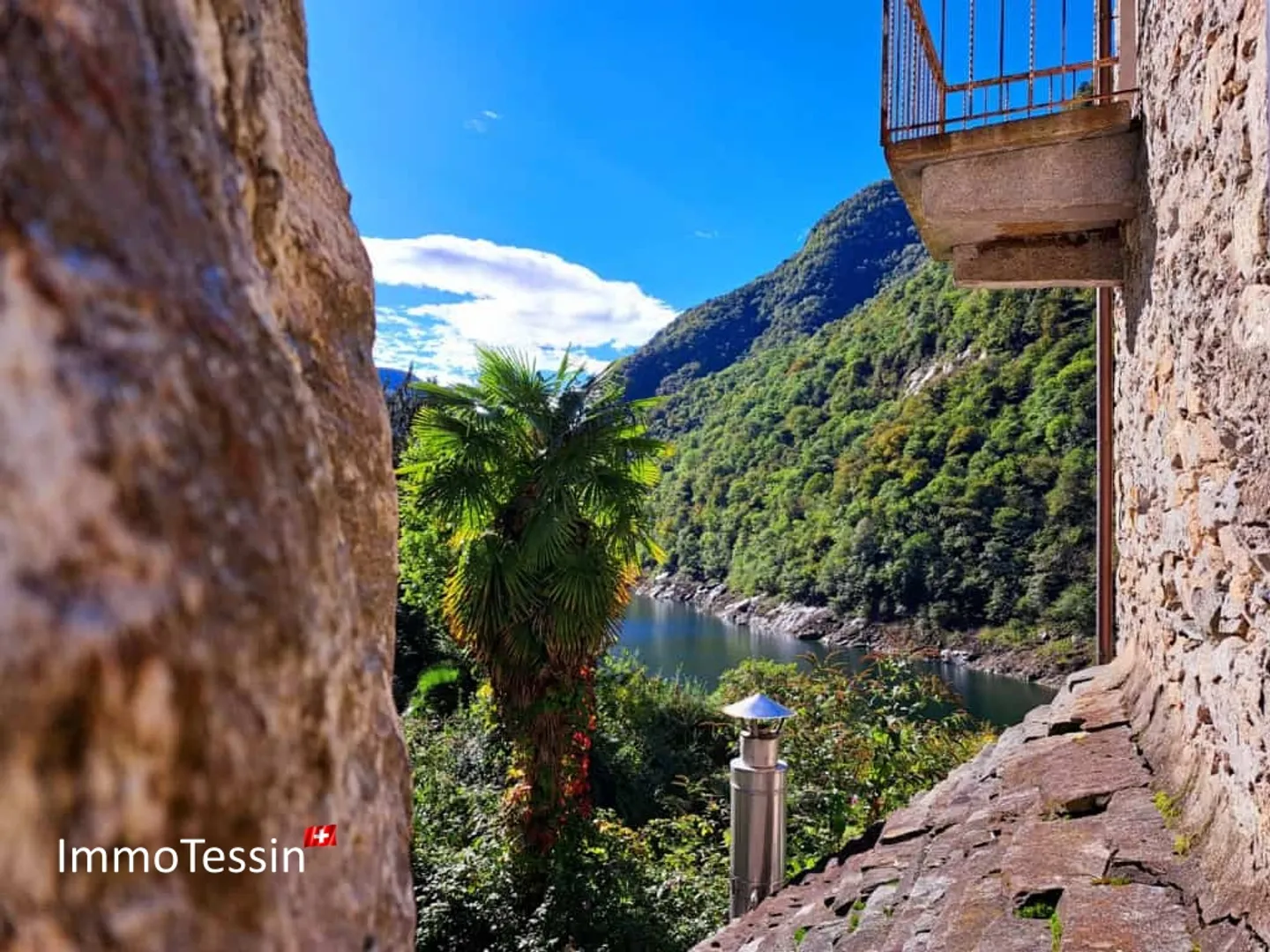Proprietà unica al lago di Verzasca con enorme potenziale e 1800 m2 di terreno - Foto 3 di 13