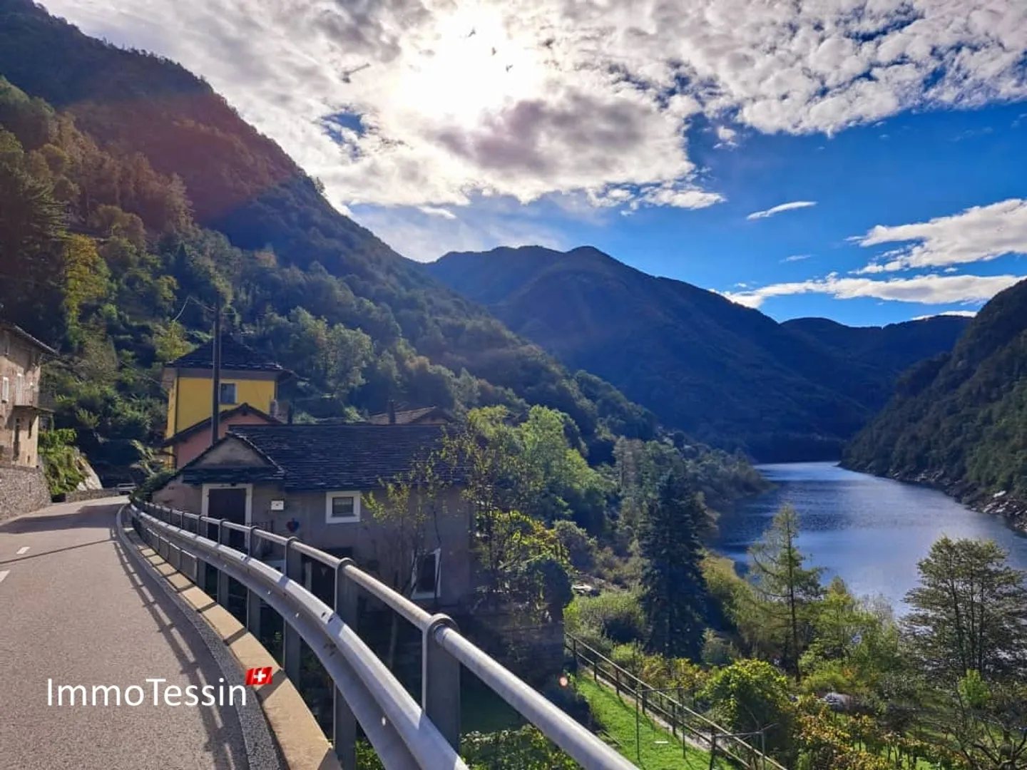 Proprietà unica al lago di Verzasca con enorme potenziale e 1800 m2 di terreno - Foto 4 di 13