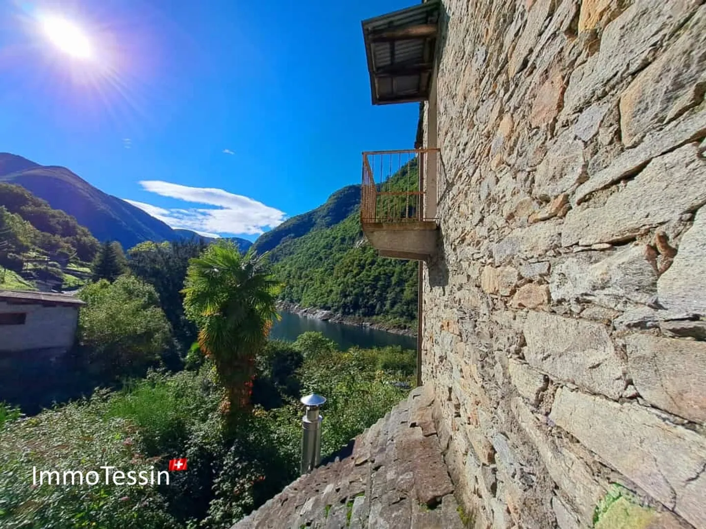 Proprietà unica al lago di Verzasca con enorme potenziale e 1800 m2 di terreno - Foto 5 di 13