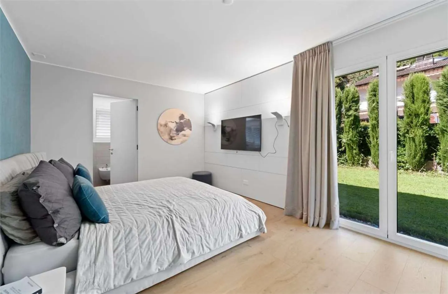 Votre retraite de design avec vue sur le lac : lumière, espace et modernité - Photo 9 sur 13