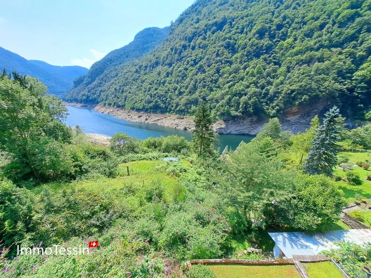 Proprietà unica al lago di Verzasca con enorme potenziale e 1800 m2 di terreno - Foto 6 di 13