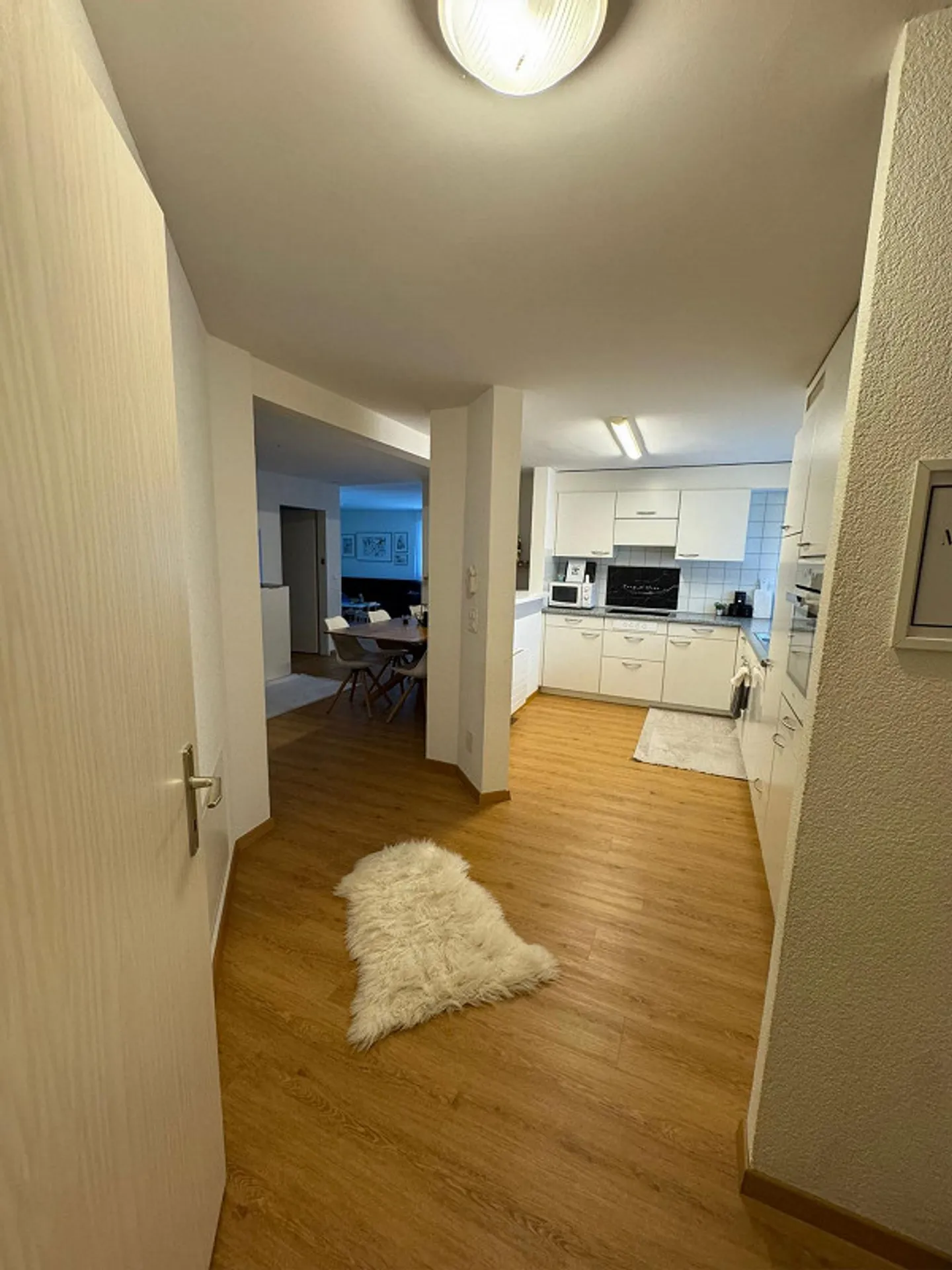 Appartement spacieux et lumineux de 4½ pièces dans un emplacement central - Photo 2 sur 9