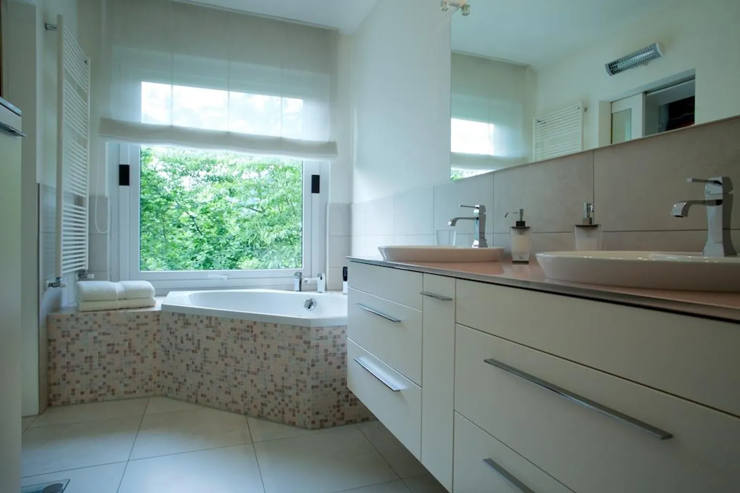 VILLA WITH CHARM AND OPEN VIEW OF LAKE LUGANO - Photo 12 of 13