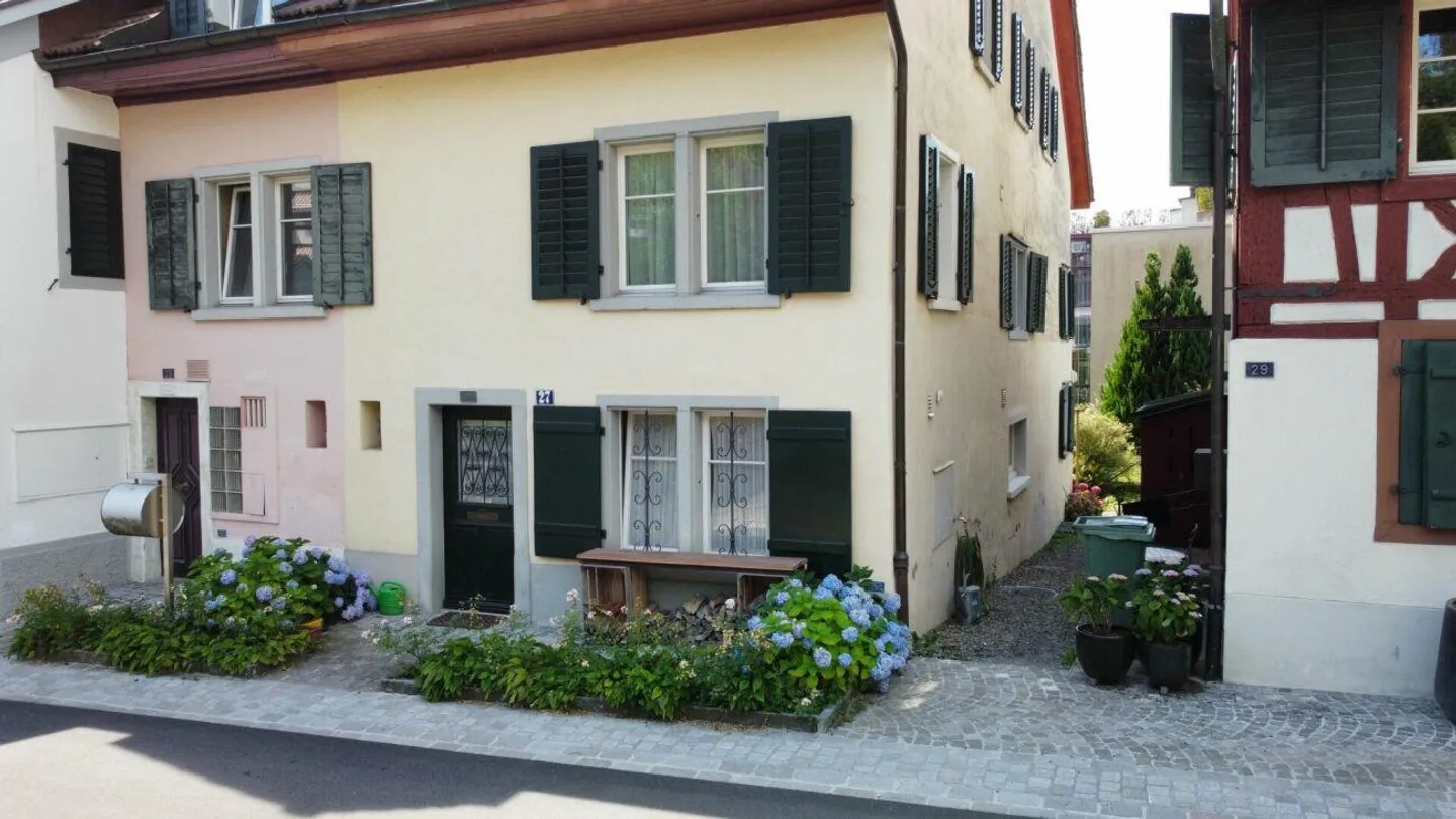 Maison individuelle de coin de 4,5 pièces : un bijou résidentiel avec histoire ! - Photo 1 sur 9