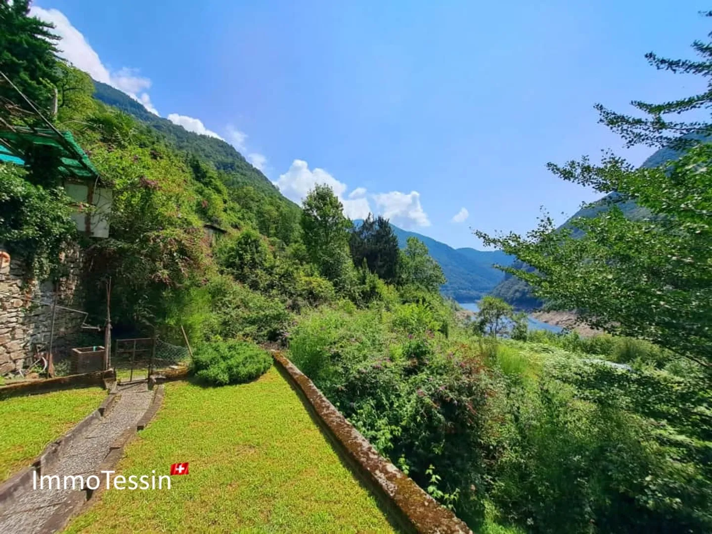 Proprietà unica al lago di Verzasca con enorme potenziale e 1800 m2 di terreno - Foto 7 di 13