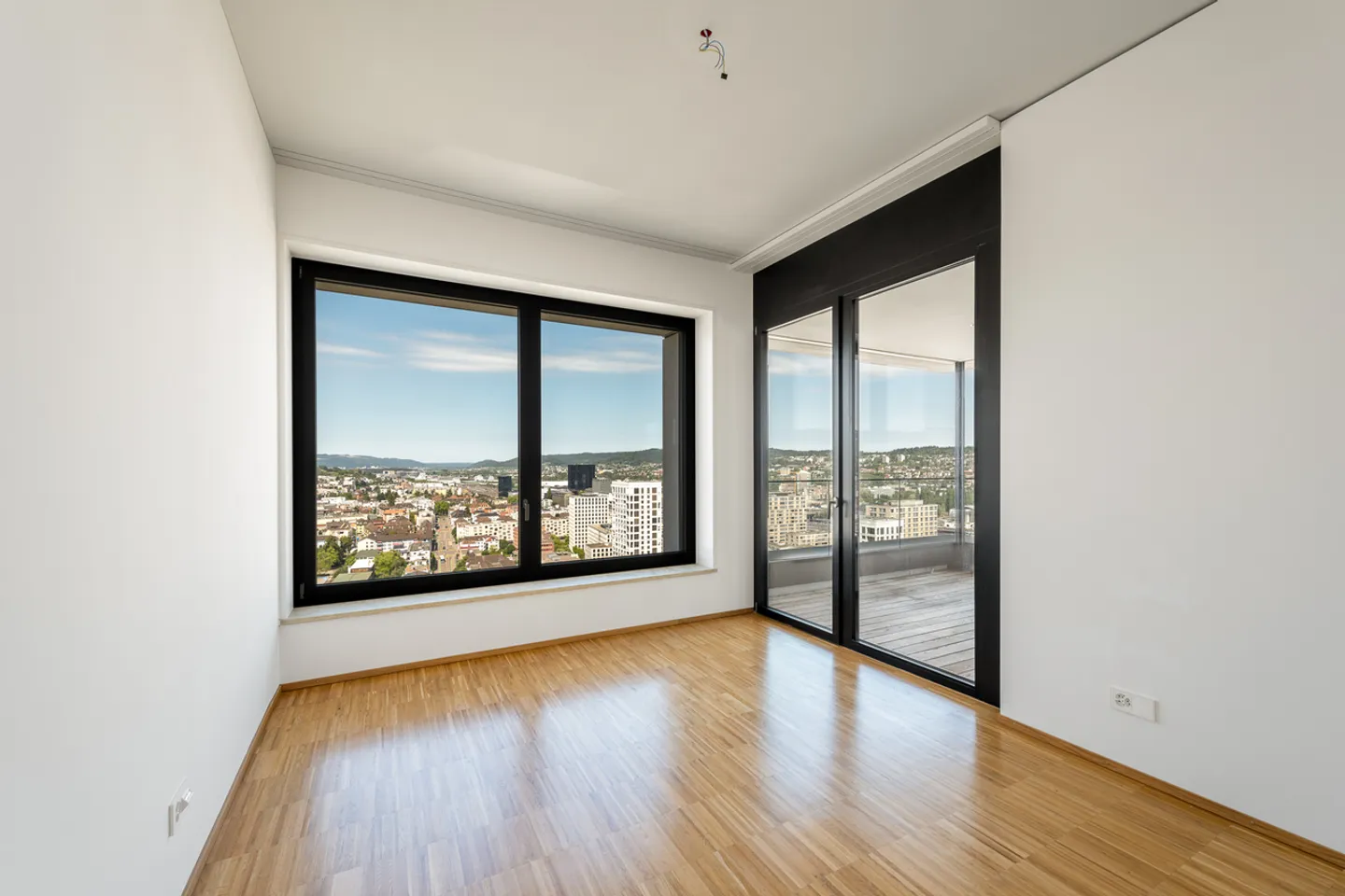 Living on the top floor with a view over Zurich - Photo 3 of 9