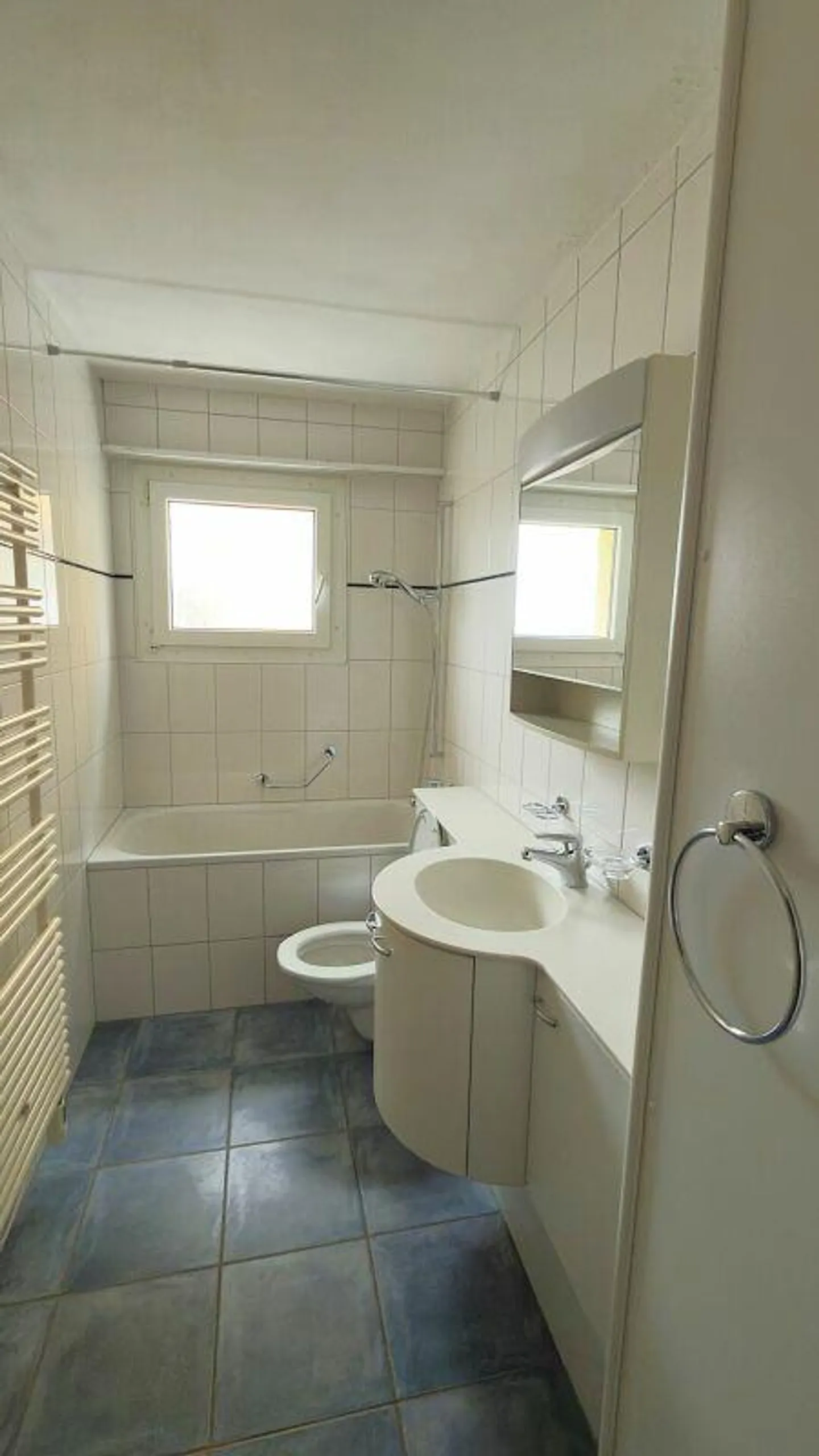 Appartement simple et confortable avec balcon - Photo 2 sur 6