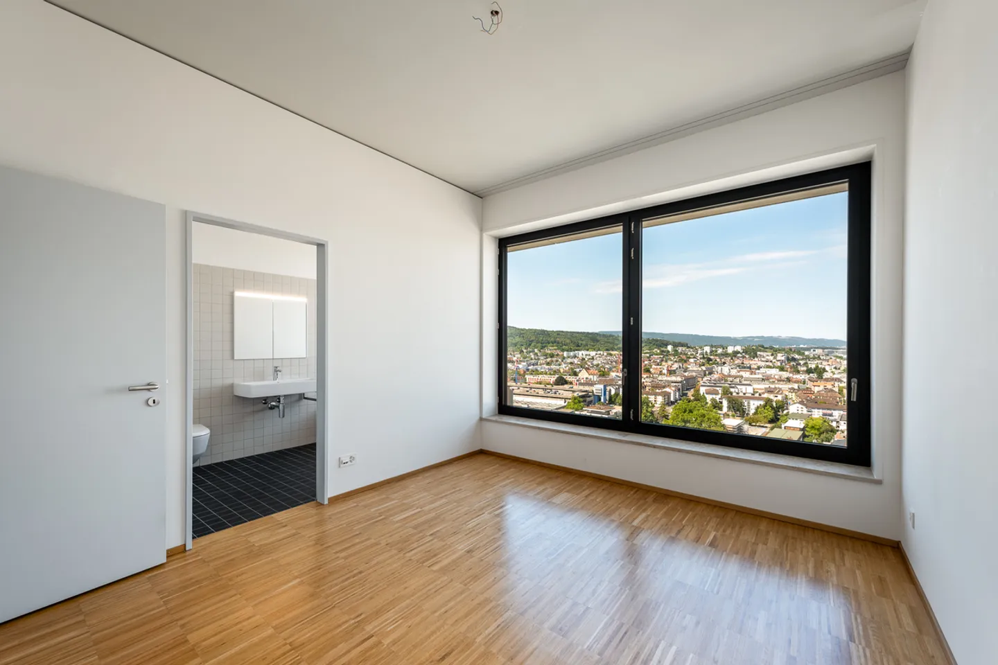 Living on the top floor with a view over Zurich - Photo 4 of 9