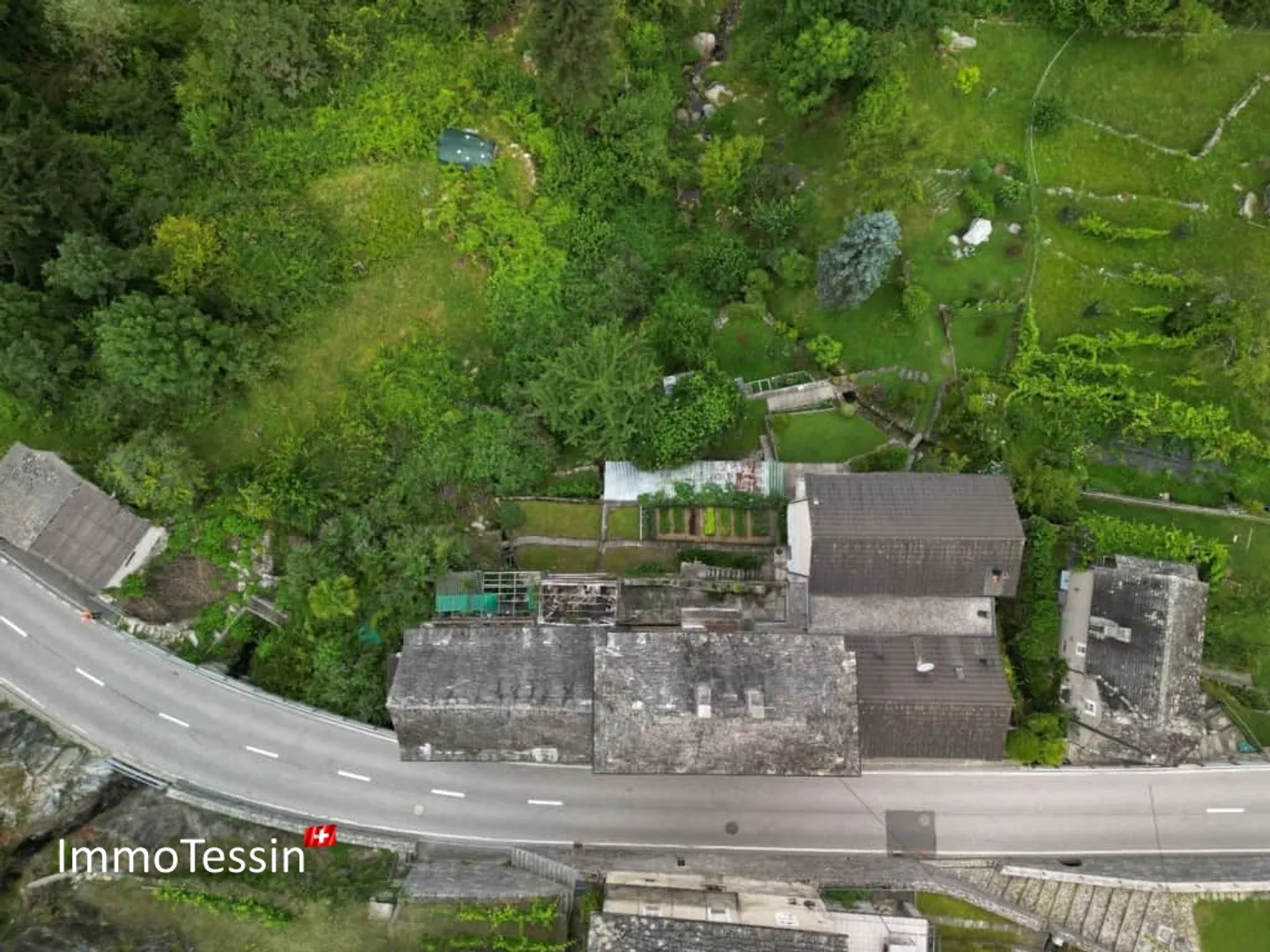 Proprietà unica al lago di Verzasca con enorme potenziale e 1800 m2 di terreno - Foto 8 di 13
