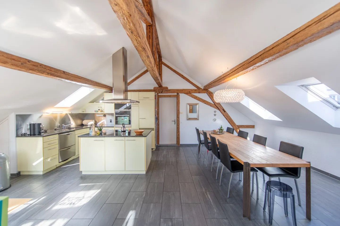 Fascino dell'edificio storico e terrazza di 47 m²: appartamento duplex esclusivo sopra i tetti di Solothurn - Foto 1 di 22