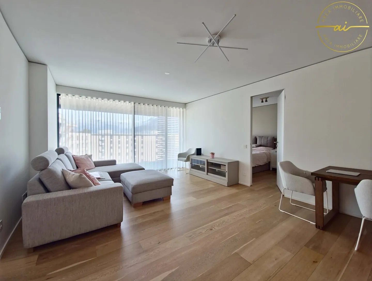 APPARTEMENT ÉLÉGANT DE 3,5 PIÈCES AVEC TERRASSE ET VUE SUR LE LAC - Photo 2 sur 13