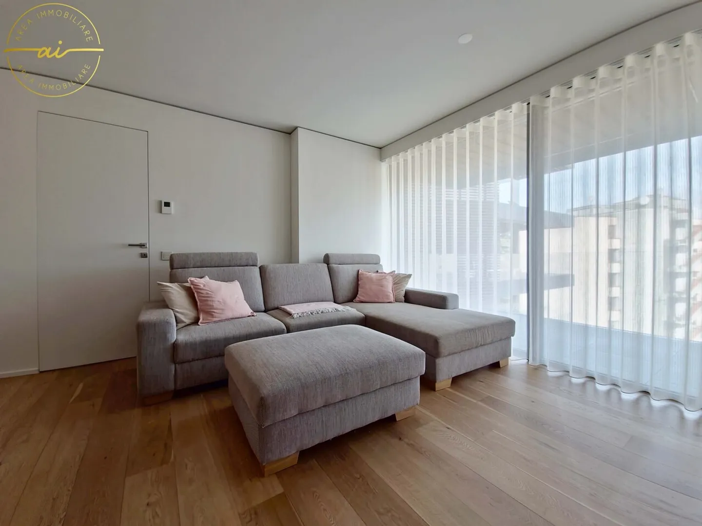 APPARTEMENT ÉLÉGANT DE 3,5 PIÈCES AVEC TERRASSE ET VUE SUR LE LAC - Photo 4 sur 13