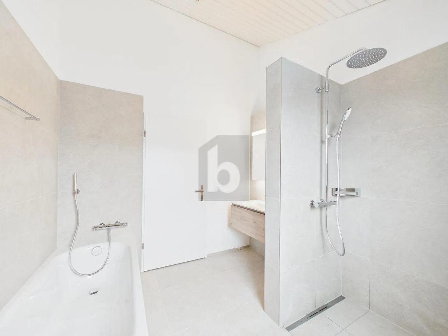 SPACIOUS, HIGH-QUALITY & QUIETLY LOCATED - Photo 5 of 6