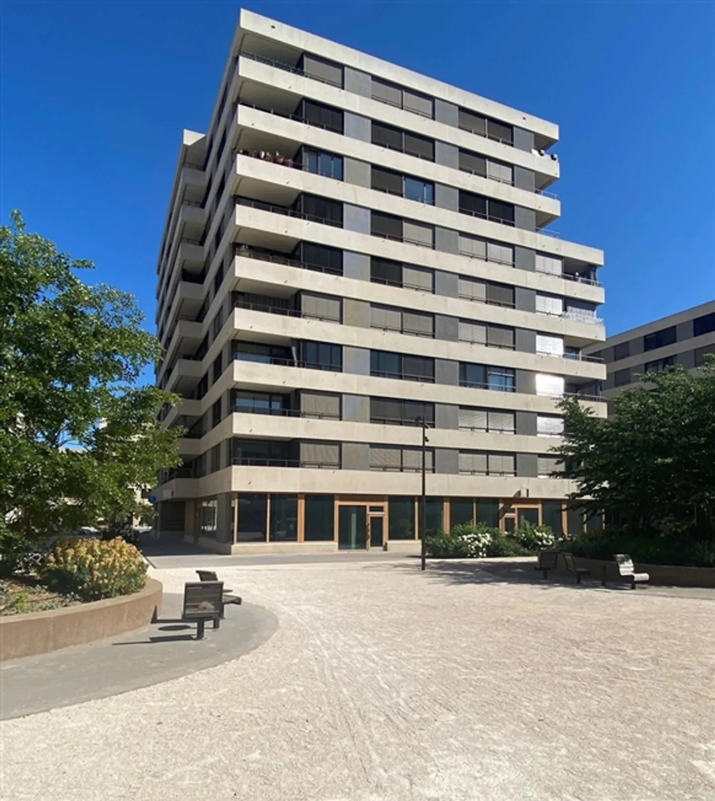 Beautiful passage in a large neighborhood - Photo 2 of 9