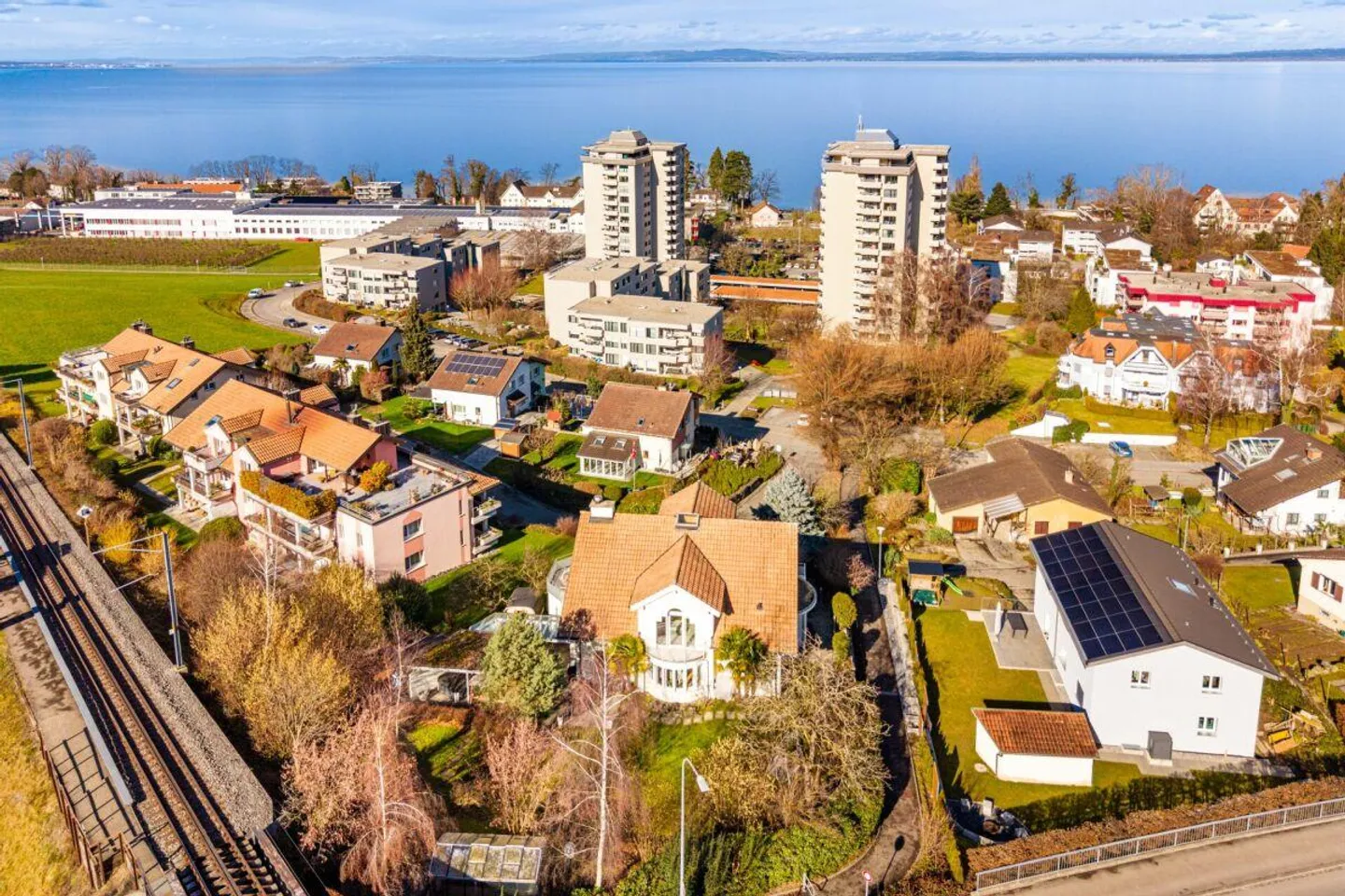 Villa rappresentativa e unica in posizione residenziale di prima scelta con attraente... - Foto 3 di 30