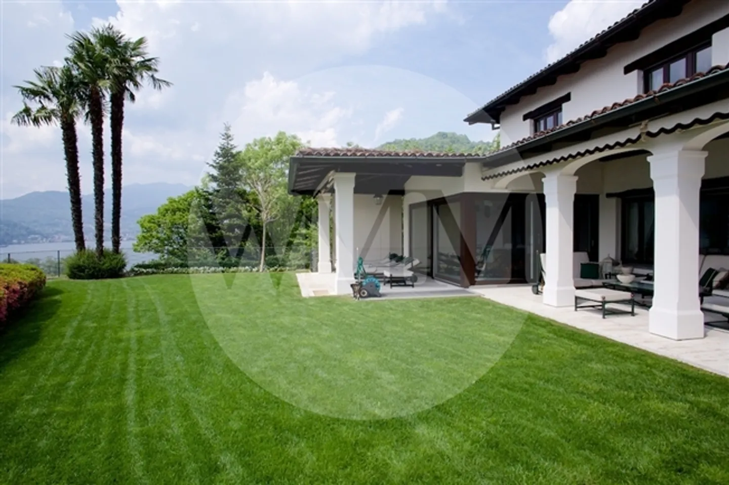 Villa incantevole con piscina coperta e vista lago impareggiabile - Foto 4 di 11