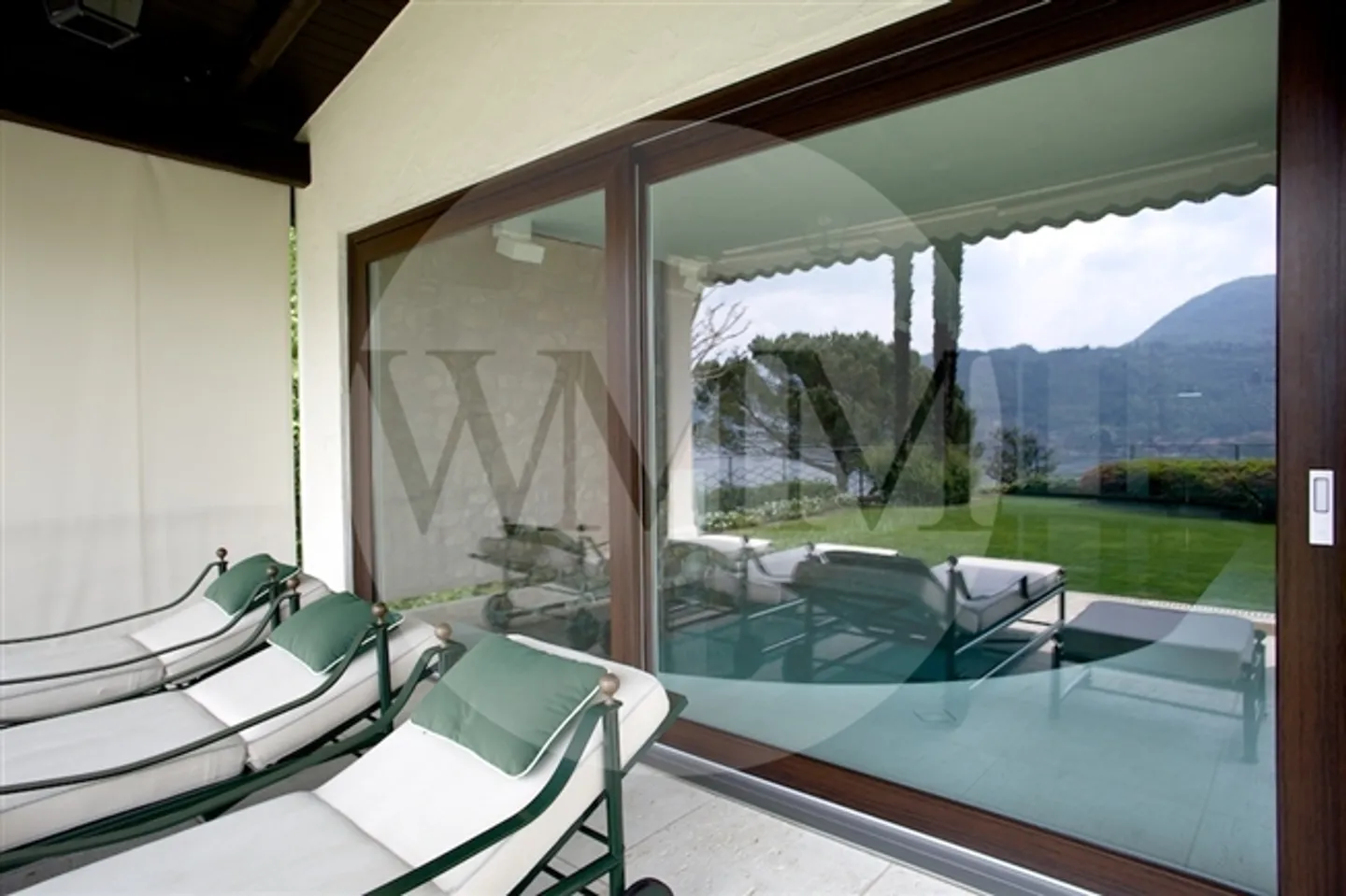 Villa incantevole con piscina coperta e vista lago impareggiabile - Foto 5 di 11