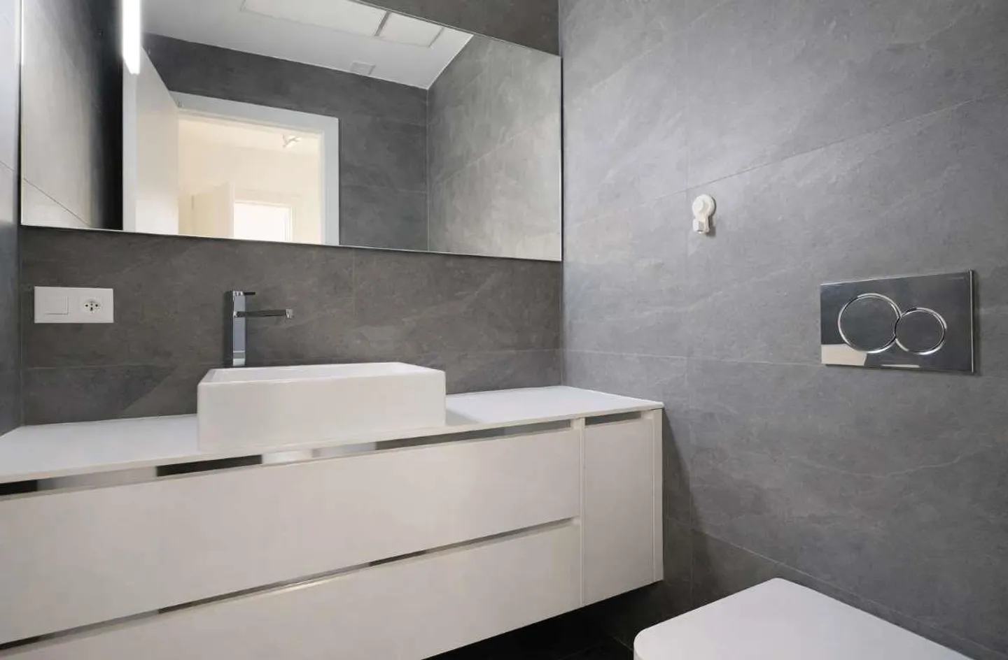 Office in prestigious residence - Photo 9 of 10
