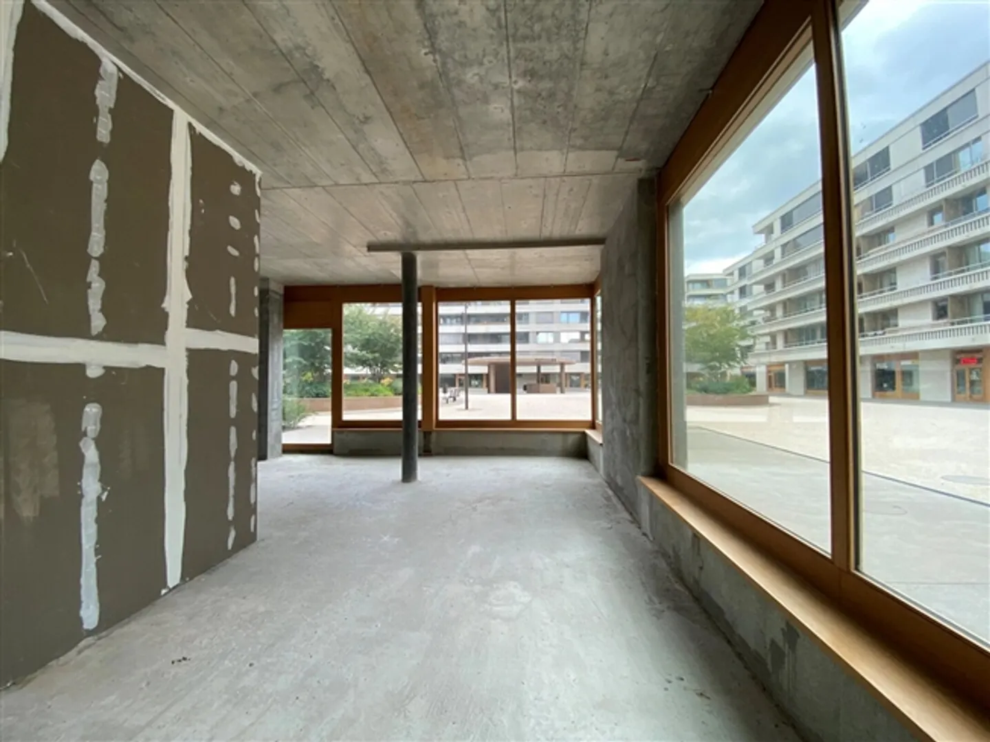 Beautiful passage in a large neighborhood - Photo 8 of 9