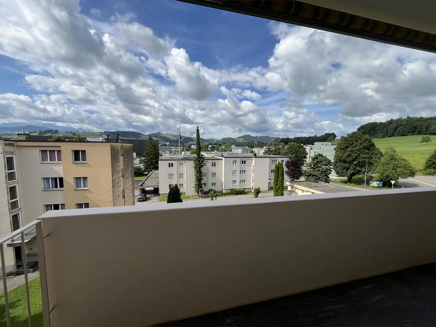 Appartamento affascinante di 3.0 stanze in una posizione tranquilla - Foto 1 di 8
