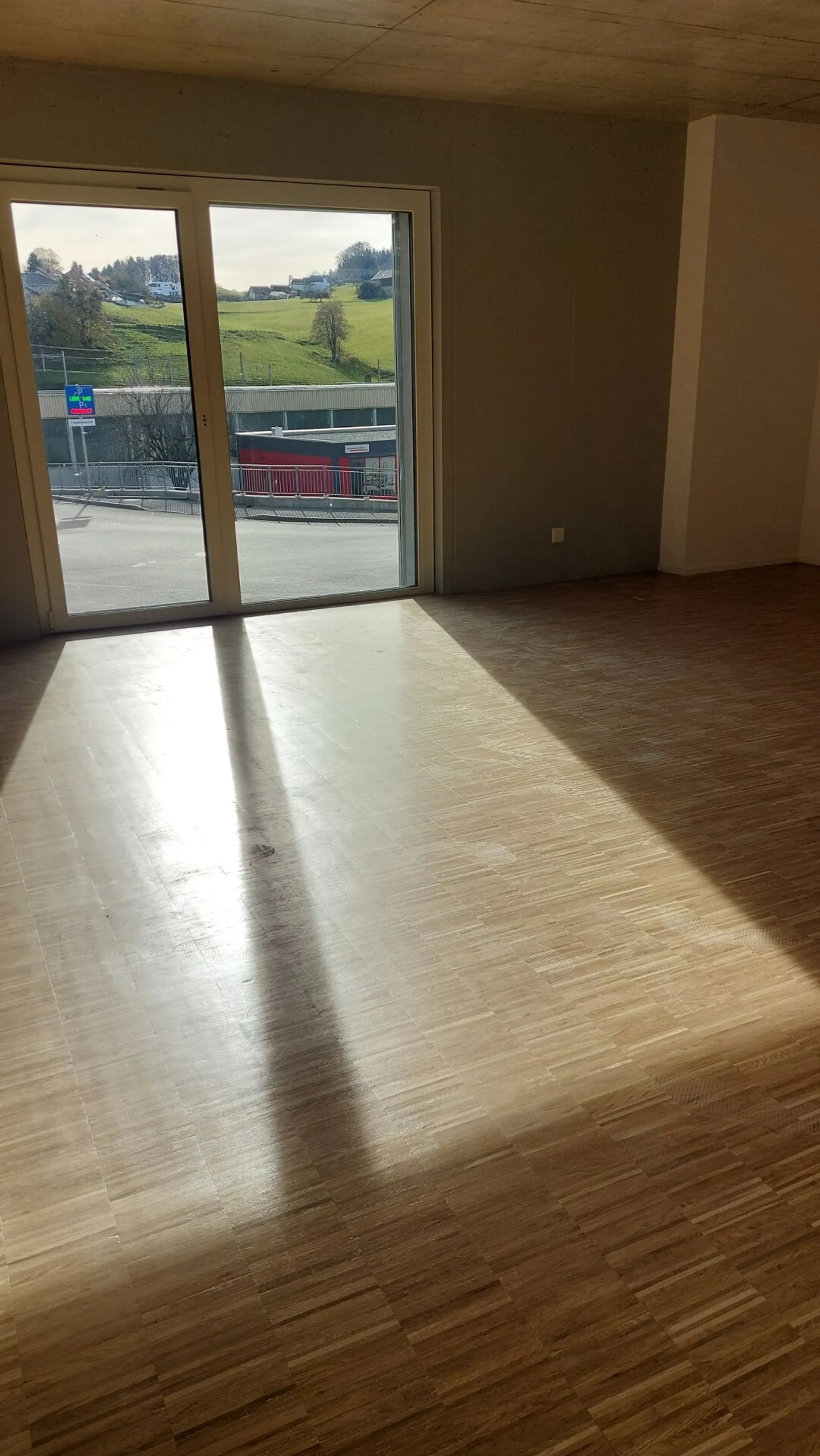 Beautiful commercial spaces, modern and new, 2 steps from the train station in full expansion - Photo 14 of 19