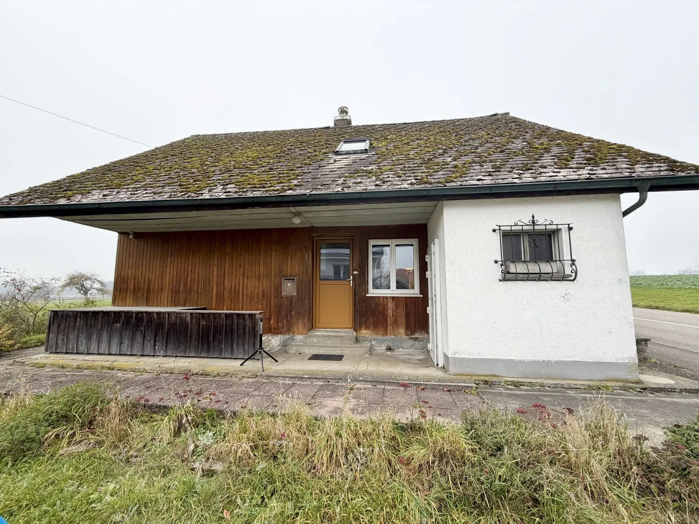 Casa unifamiliare con grande potenziale di ristrutturazione - ideale per investitori - Foto 2 di 10