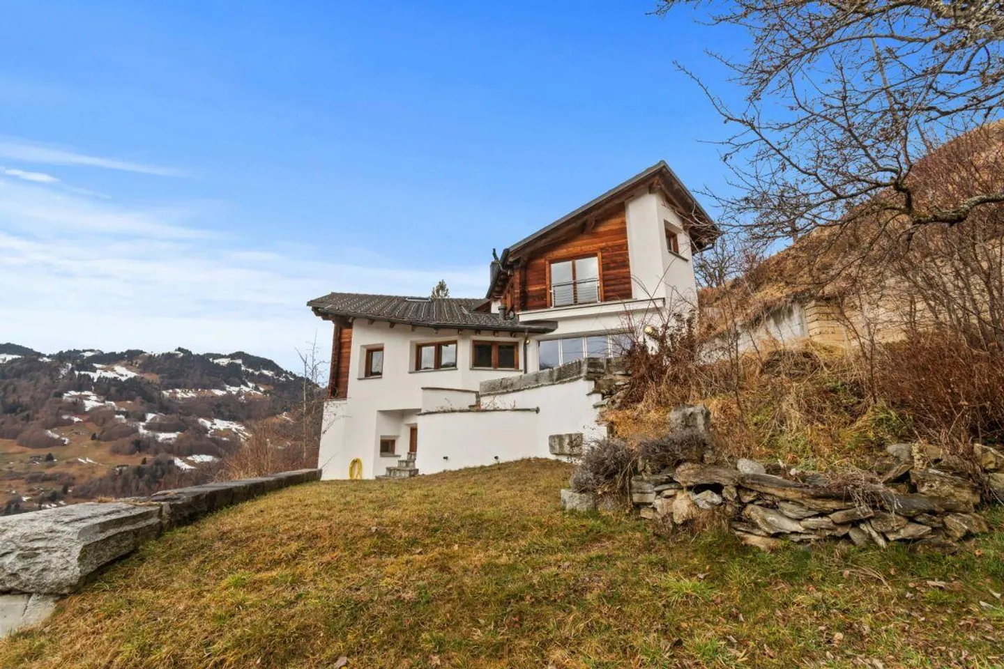 Casa unifamiliare esclusiva con appezzamento adiacente e stalla - Foto 1 di 17