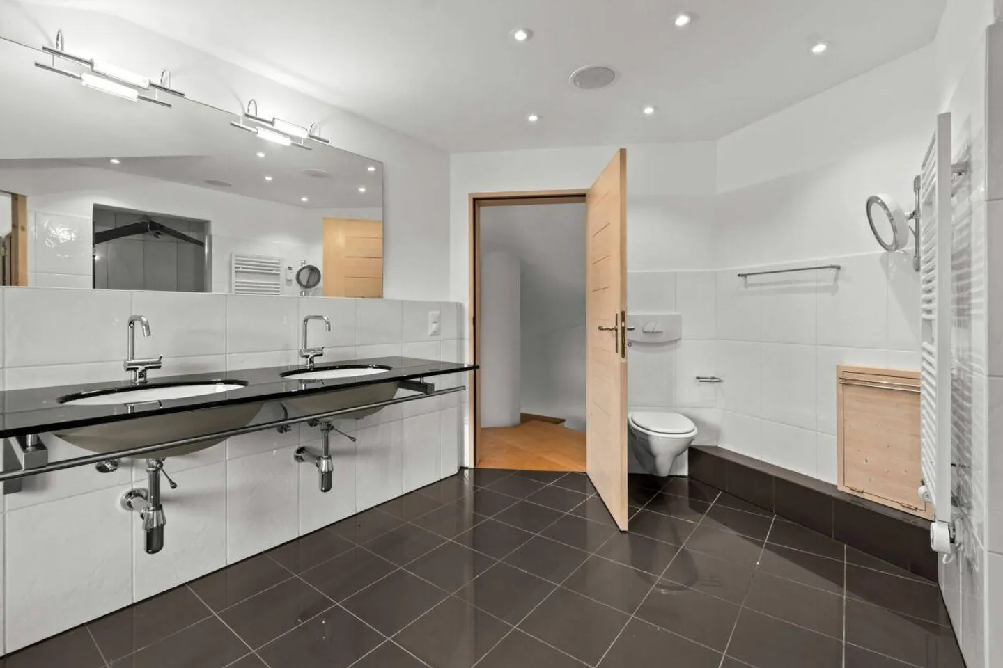 Casa unifamiliare esclusiva con appezzamento adiacente e stalla - Foto 5 di 17