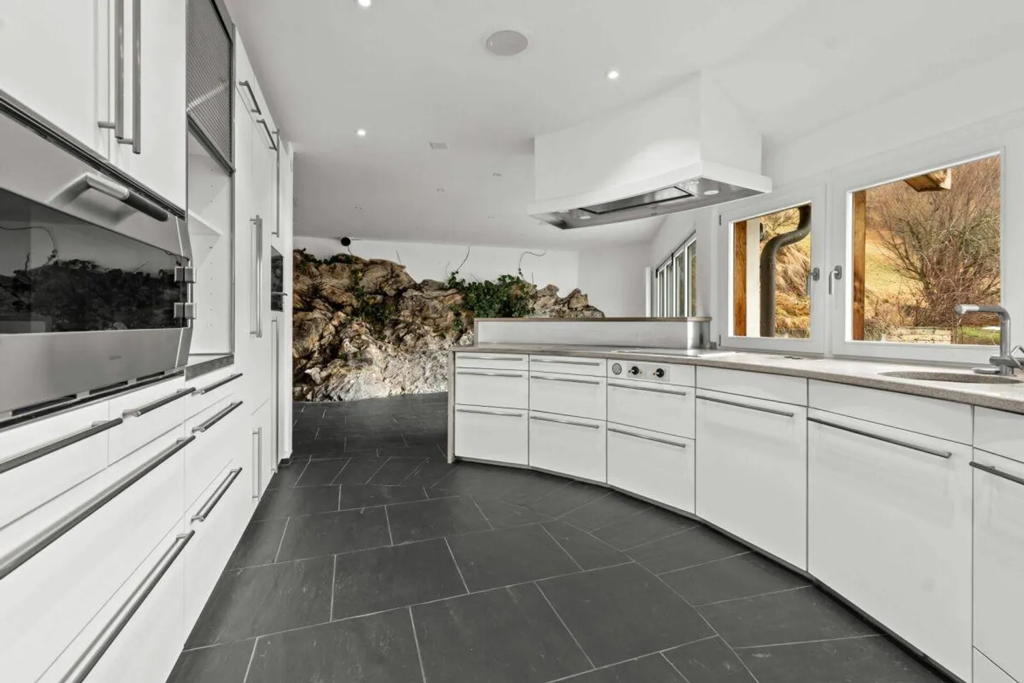 Casa unifamiliare esclusiva con appezzamento adiacente e stalla - Foto 9 di 17