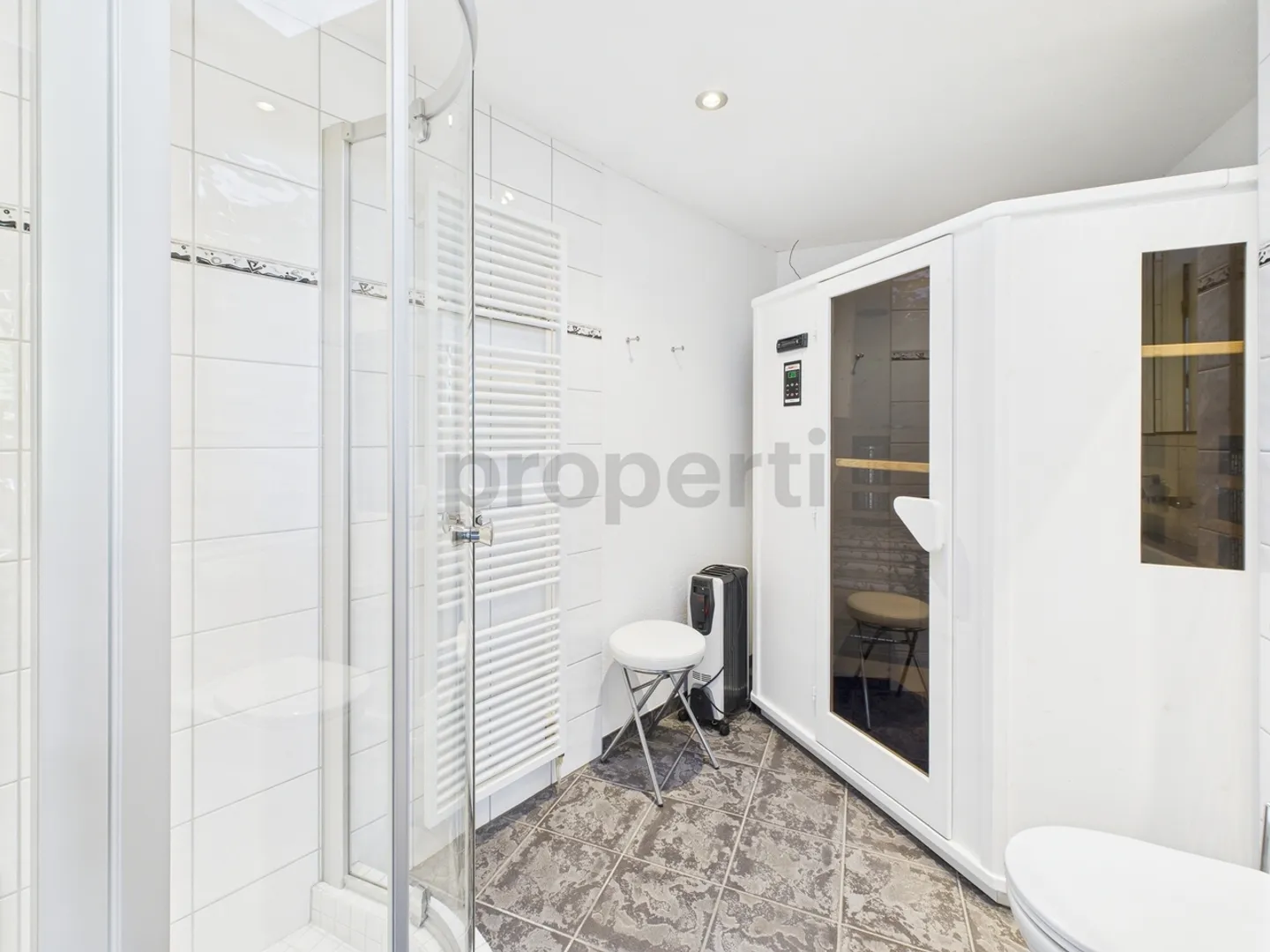 Casa unifamiliare con piscina, casa della piscina e molto spazio esterno - Foto 9 di 13