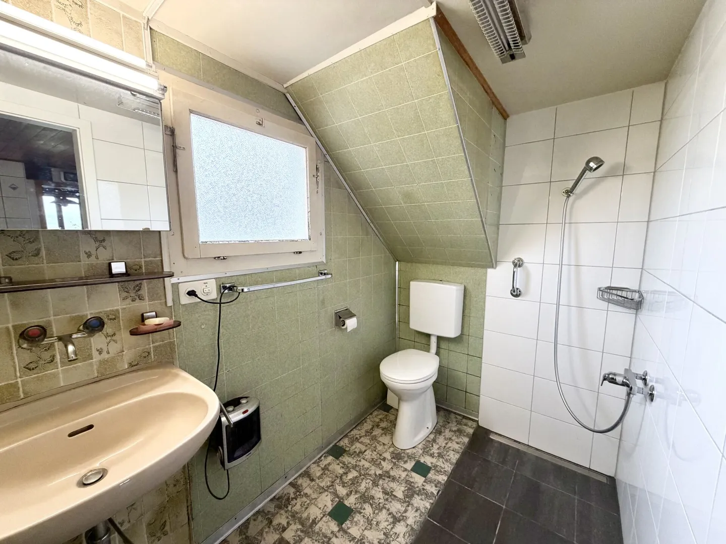 Casa unifamiliare con grande potenziale di ristrutturazione - ideale per investitori - Foto 9 di 10