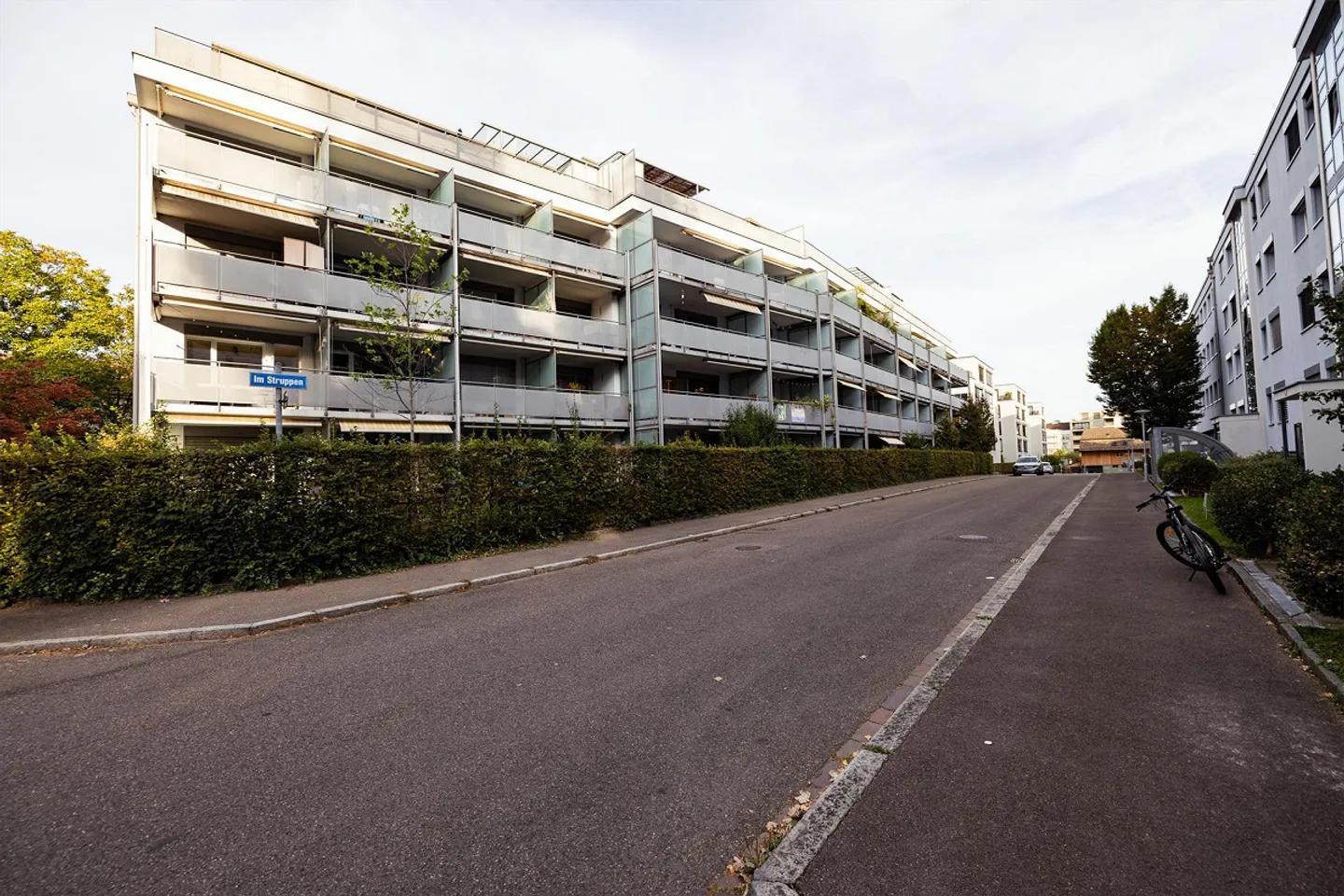 Parking spaces and electric parking spaces for rent in 8048 Zurich - Photo 1 of 5