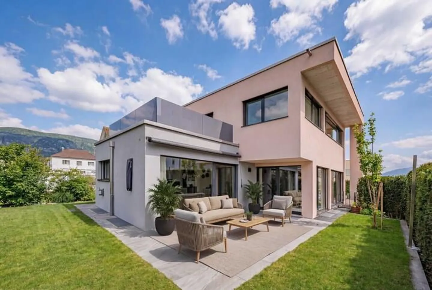 Elegantes Familienhaus mit Terrasse - Foto 1 von 9