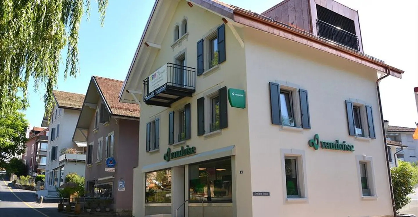 Mixed-Use Building in Bussigny - Photo 1 of 12