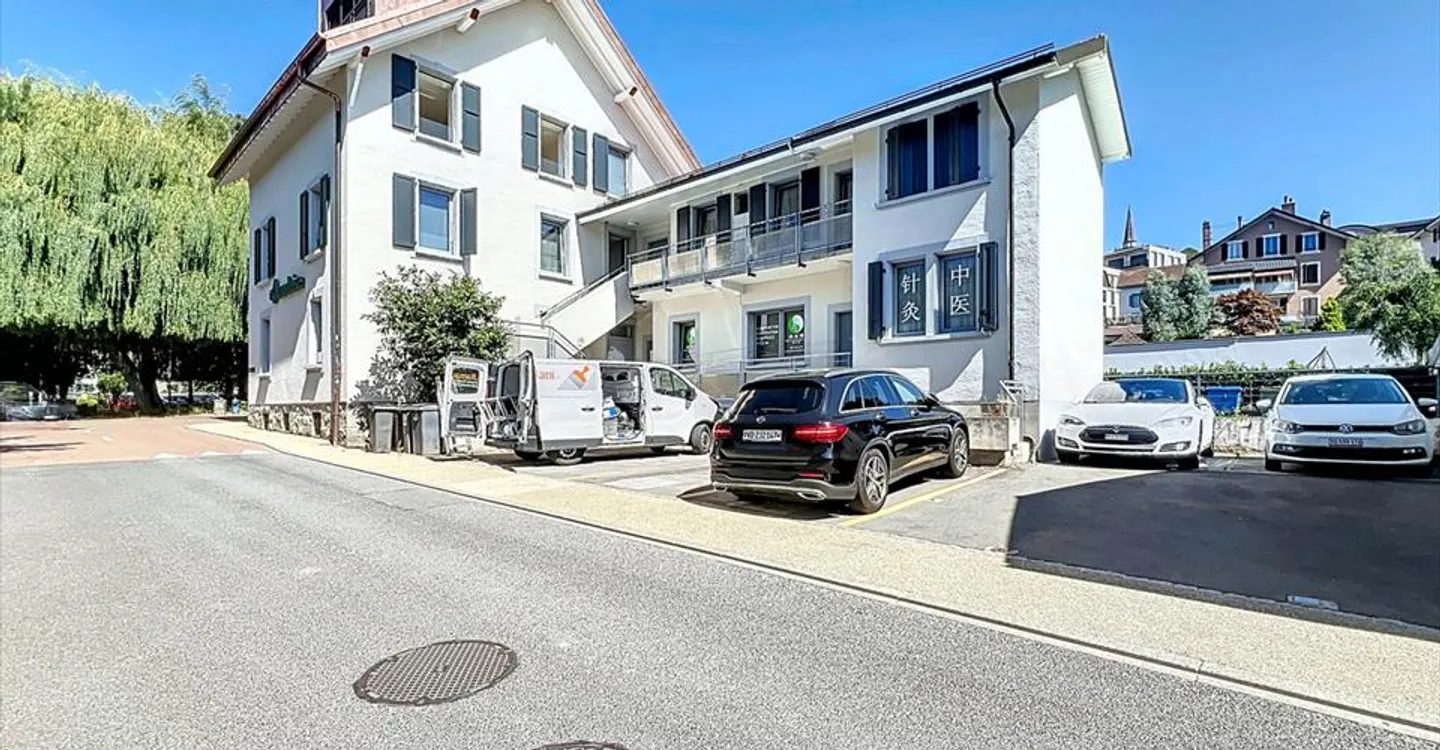 Mixed-Use Building in Bussigny - Photo 2 of 12